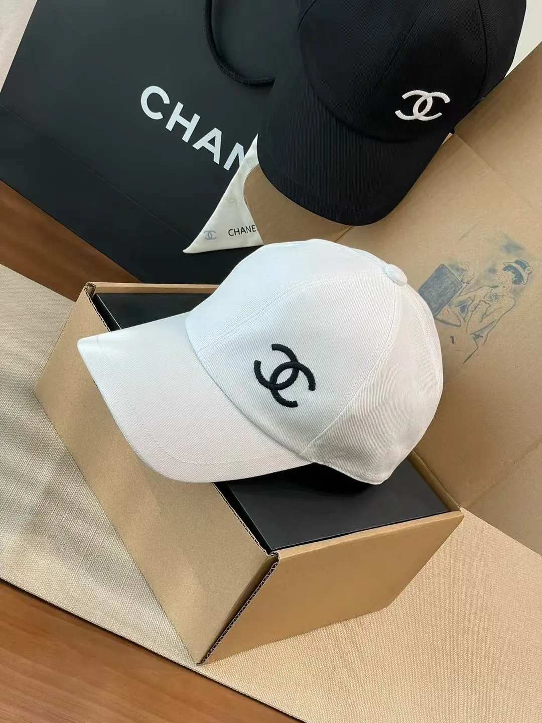 P90 new Chanel baseball cap 🧢 comes in classic black and white colors. The simple hat body is paired with the iconic double C logo, highlighting the brand's luxurious style. The unique pin pattern lining adds design highlights and the details are exquisite. Suitable for a variety of dressing styles, whether it is daily casual or fashionable, it can add charm to you. It is a high-quality item that fashionable people cannot miss.