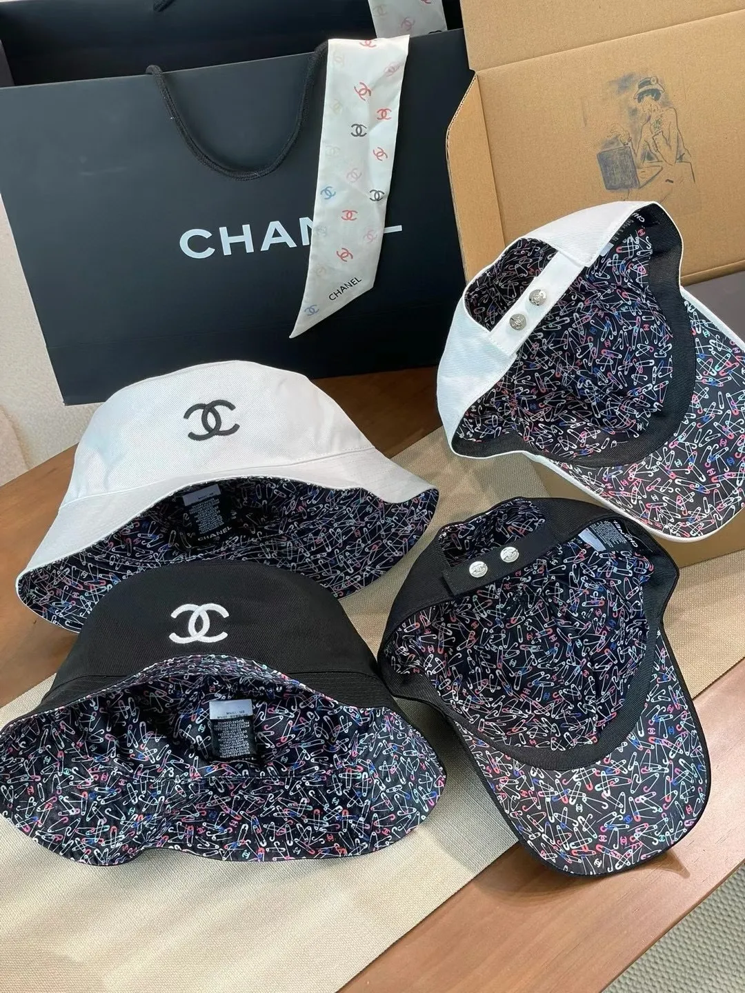 P90 new Chanel baseball cap 🧢 comes in classic black and white colors. The simple hat body is paired with the iconic double C logo, highlighting the brand's luxurious style. The unique pin pattern lining adds design highlights and the details are exquisite. Suitable for a variety of dressing styles, whether it is daily casual or fashionable, it can add charm to you. It is a high-quality item that fashionable people cannot miss.