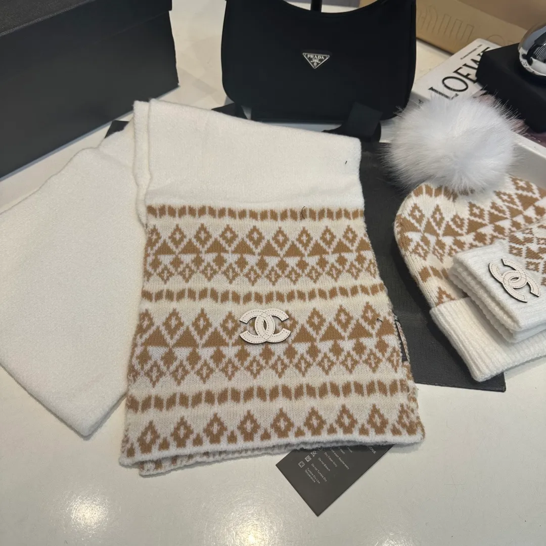 P170 CHANEL Xiaohongshu popular style, official website new classic suit hat! Hat➕scarf+gloves feel great! It’s warm and super comfortable. This winter, all you need is a hat set like this. It’s warm and fashionable! Welcome to choose!!