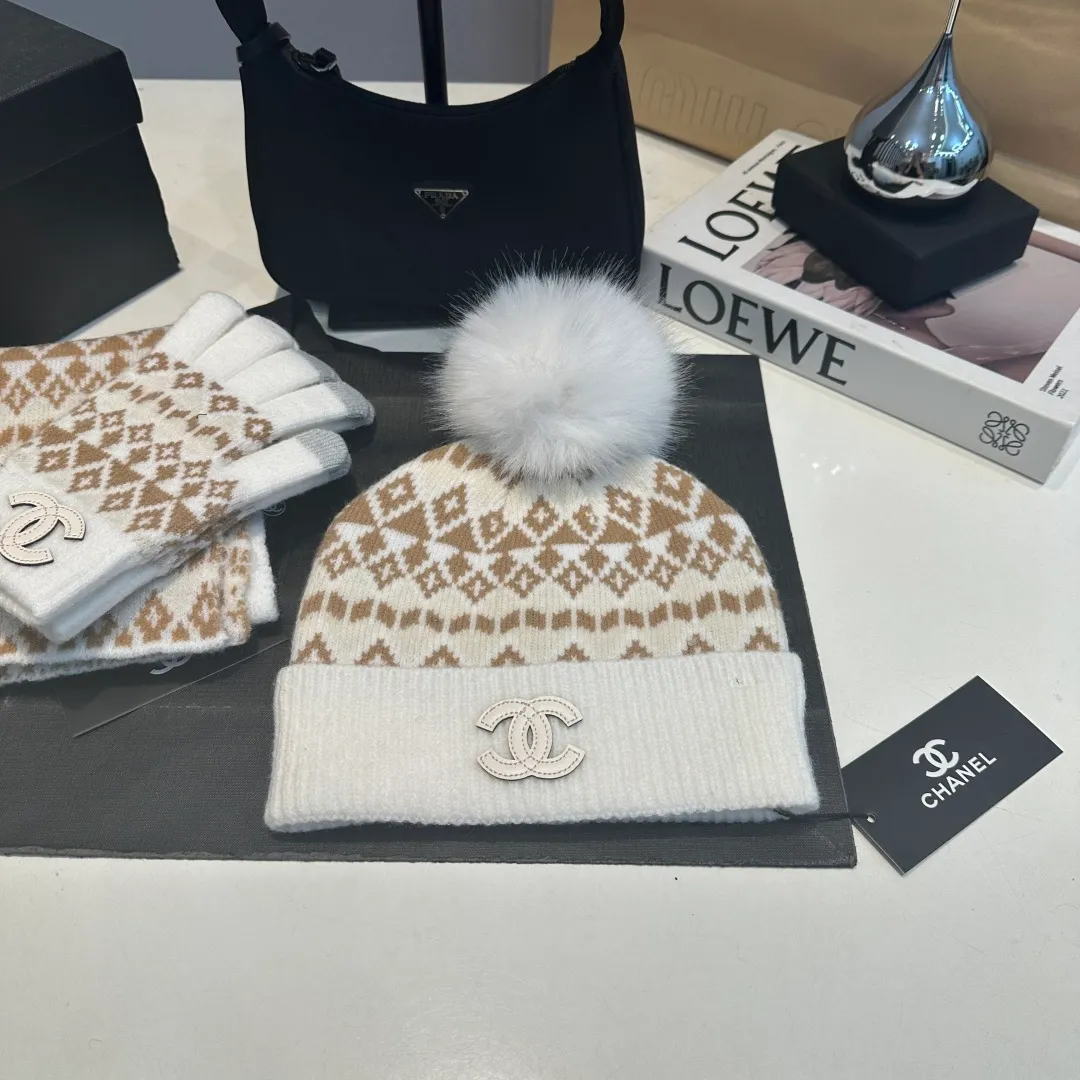 P170 CHANEL Xiaohongshu popular style, official website new classic suit hat! Hat➕scarf+gloves feel great! It’s warm and super comfortable. This winter, all you need is a hat set like this. It’s warm and fashionable! Welcome to choose!!