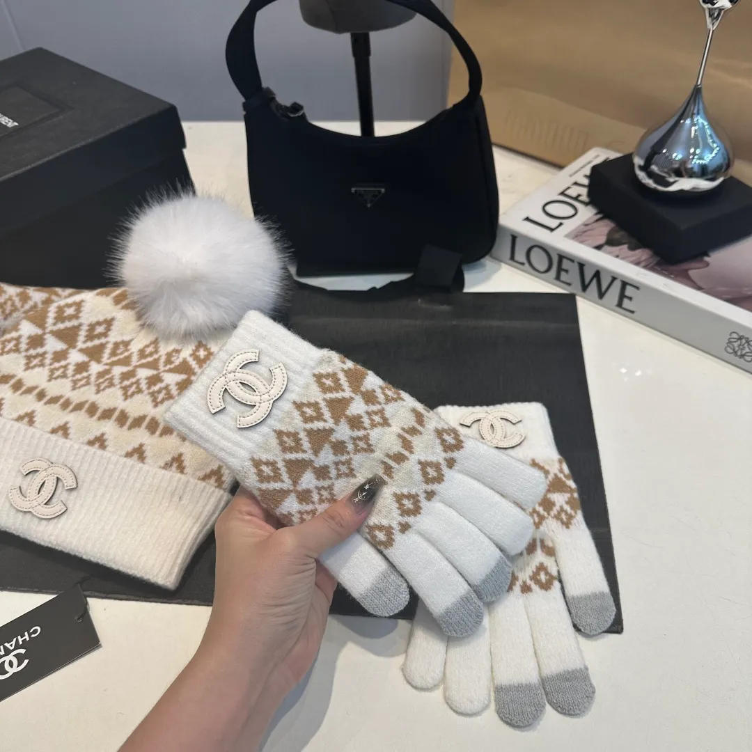 P170 CHANEL Xiaohongshu popular style, official website new classic suit hat! Hat➕scarf+gloves feel great! It’s warm and super comfortable. This winter, all you need is a hat set like this. It’s warm and fashionable! Welcome to choose!!