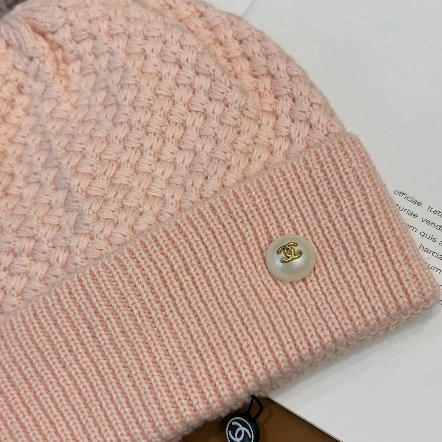 P70 Chanel official website quality Chanel autumn and winter fashion blogger recommended knitted hat, which hides a quiet sense of luxury. Every line is neat and generous, simple but not simple, generous and stylish. Every detail shows high-end taste, and the sense of fashion becomes more and more intriguing in the restraint.