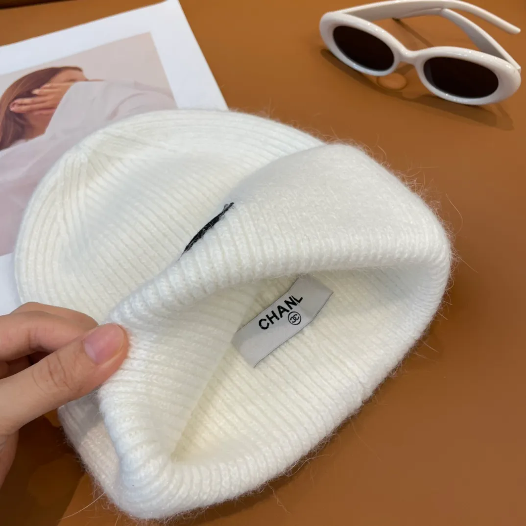 P56 comes with dust bag 🌺 [CHANEL] New rabbit fur knitted hat, Xiaohongshu, the main recommendation of major Internet celebrities! Thicker and warmer, fashionable and popular🌸First-class texture, the best brand for keeping warm in autumn and winter, order now, limited quantity available