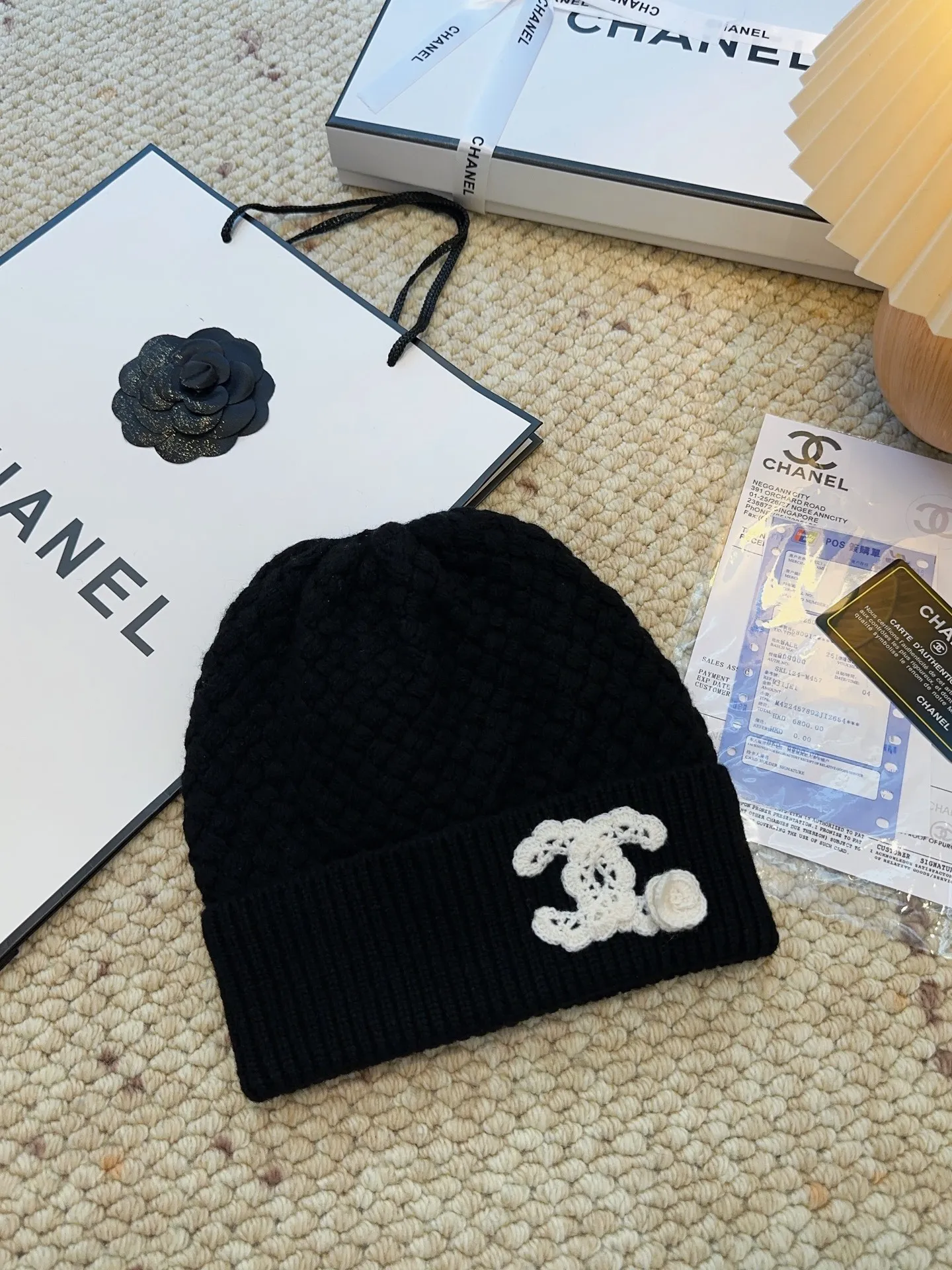 Recommended popular items Hat P460 Scarf P660 P460 CHANEL (Chanel) | Double C camellia and pineapple knitted cold hat Recommended items are cashmere and wool blended, with the softness and delicacy of cashmere and the stiffness and warmth of wool. Pineapple texture. White hand-crocheted double C logo camellia on the brim. Exquisite, fashionable and eye-catching. The shape of the hat is three-dimensional and not soft. It shows a small face and does not restrict the head. P660 CHANEL (Chanel) pineapple knitted scarf scarf, cashmere and wool blend, high weight and high fiber density, soft, comfortable and warm, three-dimensional pineapple pattern technology, clear texture, rich layers, hand-crocheted double C camellia, high-end and fashionable existence, the effect of casual winding can easily create a sense of atmosphere