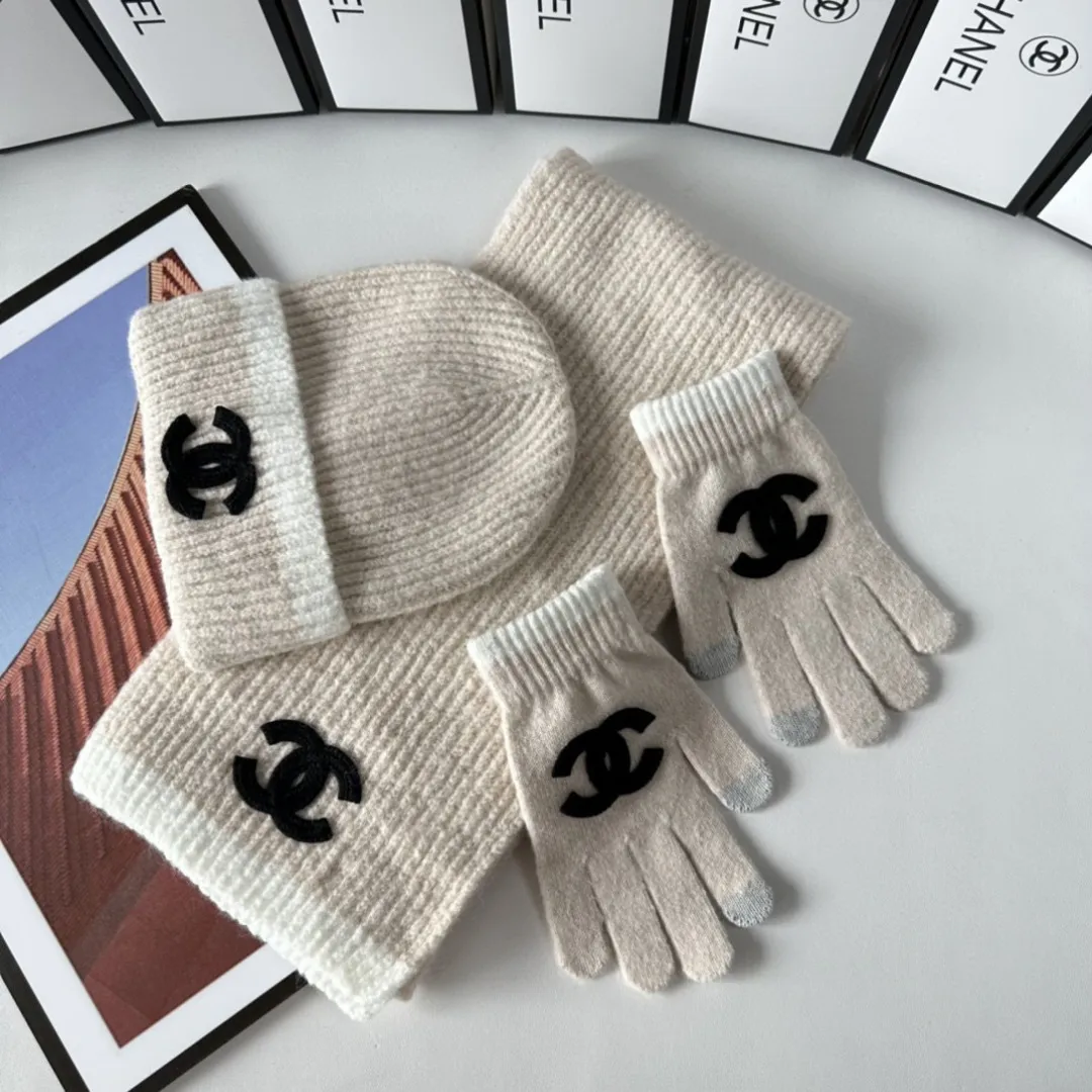 Special P250 comes with dust bag. Chanel classic suit (hat➕scarf➕gloves) is warm and super comfortable~A great tool for young ladies to reduce their age in winter~This winter, all you need is a set of hats~warm and fashionable! Unisex model! Can be made as a couple model! Many styles, welcome to choose!