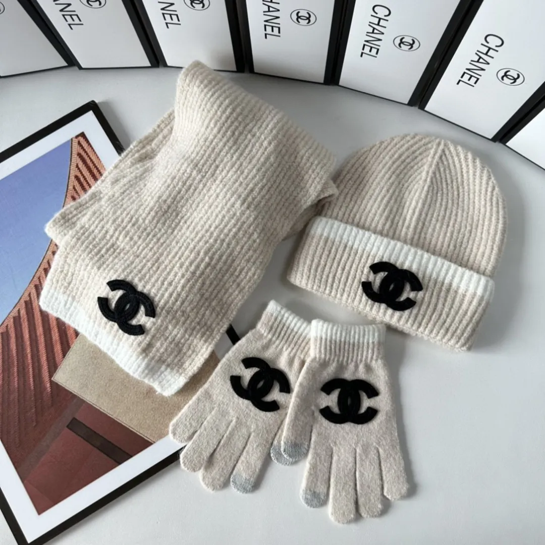 Special P250 comes with dust bag. Chanel classic suit (hat➕scarf➕gloves) is warm and super comfortable~A great tool for young ladies to reduce their age in winter~This winter, all you need is a set of hats~warm and fashionable! Unisex model! Can be made as a couple model! Many styles, welcome to choose!