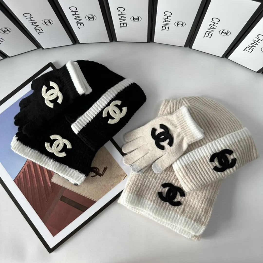 Special P250 comes with dust bag. Chanel classic suit (hat➕scarf➕gloves) is warm and super comfortable~A great tool for young ladies to reduce their age in winter~This winter, all you need is a set of hats~warm and fashionable! Unisex model! Can be made as a couple model! Many styles, welcome to choose!
