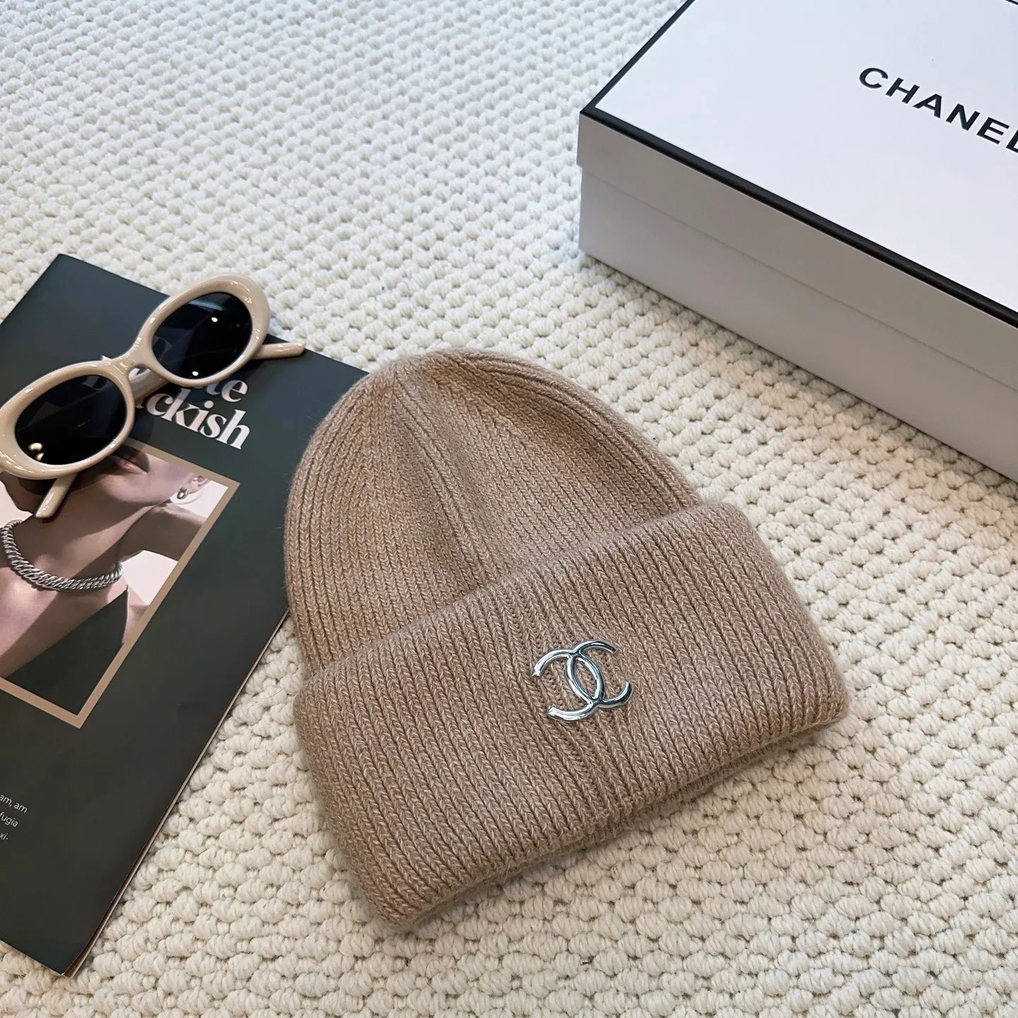 P60 comes with dust bag 🌺 [CHANEL] New rabbit fur knitted hat, Xiaohongshu, the main recommendation of major Internet celebrities! Thicker and warmer, fashionable and popular🌸First-class texture, the best brand for keeping warm in autumn and winter, order now, limited quantity available