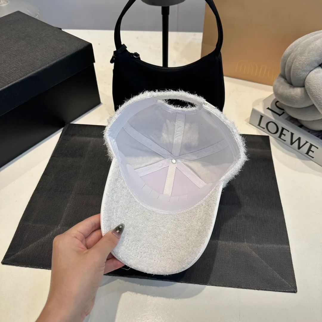 P60 CHANEL Chanel's new autumn and winter small fragrance style baseball cap🧢, the big brand model is super easy to match, one that you can wear with your eyes closed