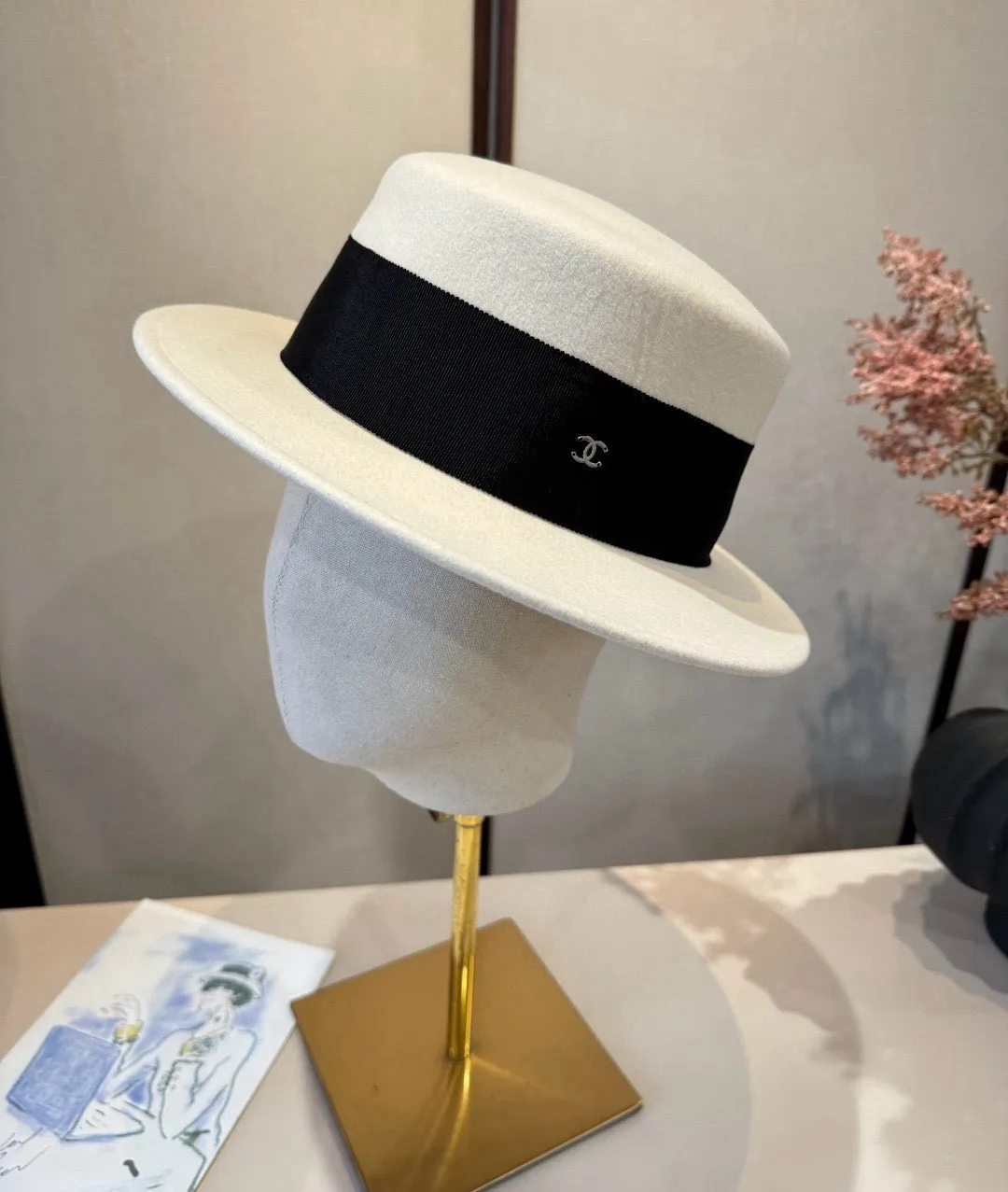 💰200¥ White Chanel Chanel new classic lady style flat top hat, head circumference 57cm