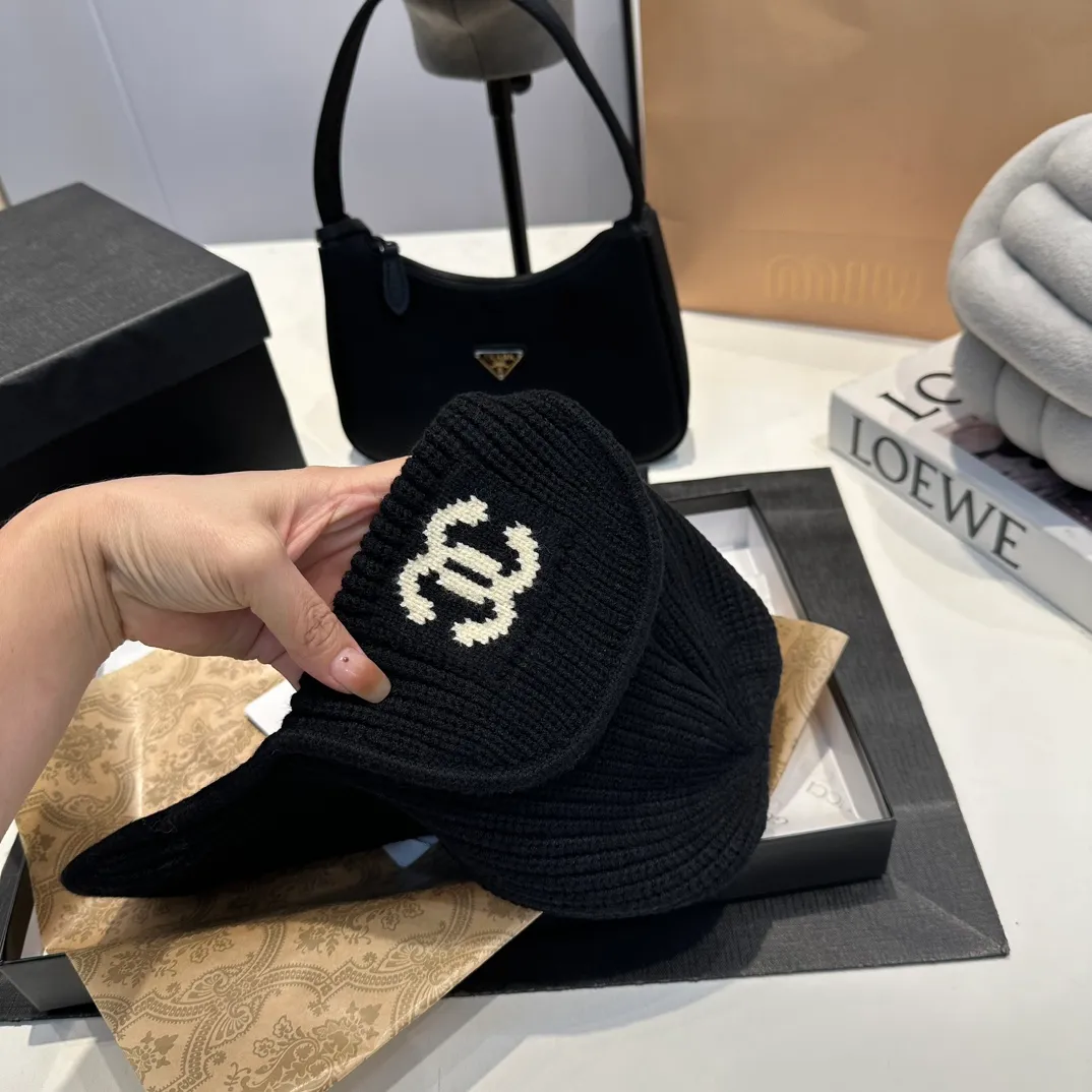 P60 Chane*🆕Chanel 24N new ski series wool hat, the popular Lei Feng hat on the Internet, black and white, versatile and cool, can be worn by men and women as a couple, warm and good-looking, a must-have