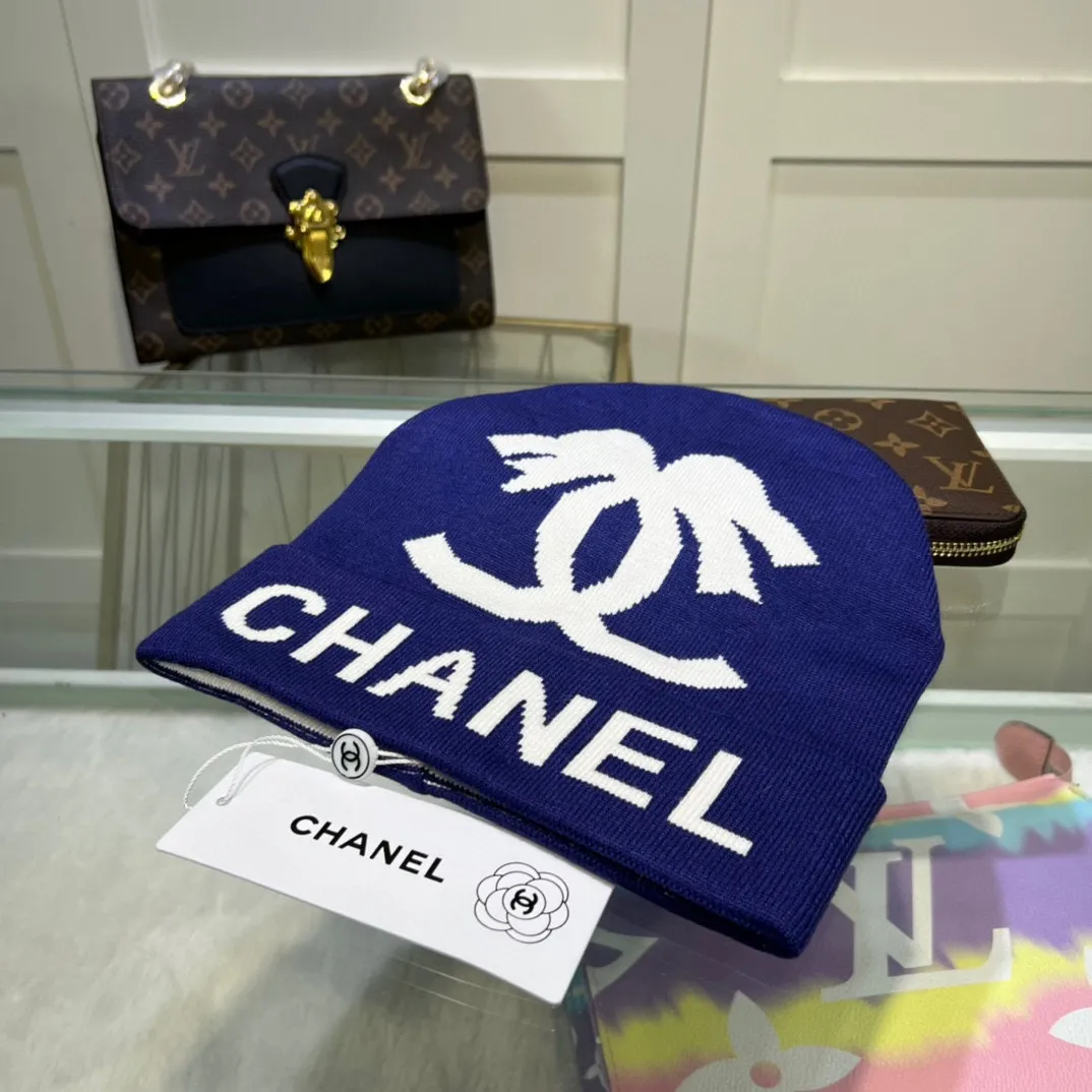 P44 comes with dust bag. CHANEL🎩cashmere wool quality knitted hat, fashionable, good quality, high-end, super soft! Super hot💖The texture is great and it’s great to match when out on the street! Fashion trends! A must-have item for autumn and winter, get it now!