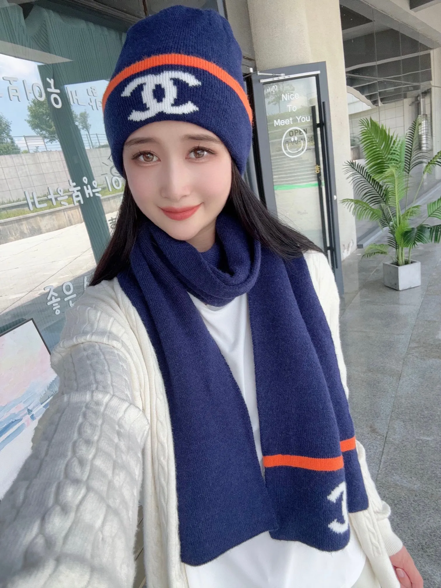 P160 CHANEL Xiaohongshu hot style, official website new classic suit hat! Hat ➕Scarf! It feels great in hand! It’s warm and super comfortable. This winter, all you need is a hat set like this. It’s warm and fashionable! Welcome to choose!!