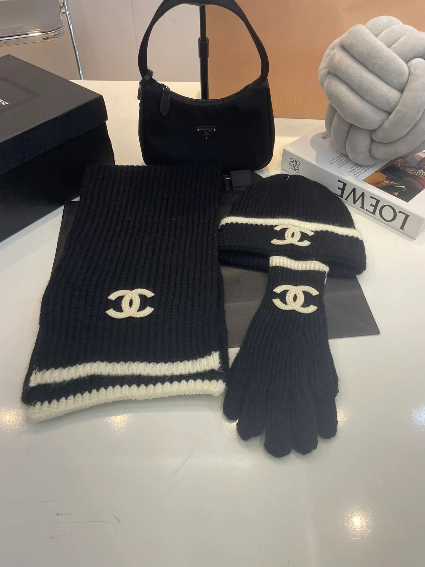P180 CHANEL [Wool Suit, Scarf + Gloves + Hat-] Classic suit, hat, wool knitted hat and gloves, warm and super comfortable for winter. It’s a magical tool for young ladies to reduce their age~warm and fashionable! Can be made into mother-daughter parent-child style. Scarf: 185/35cm. Hat. Head circumference around 57 cm.