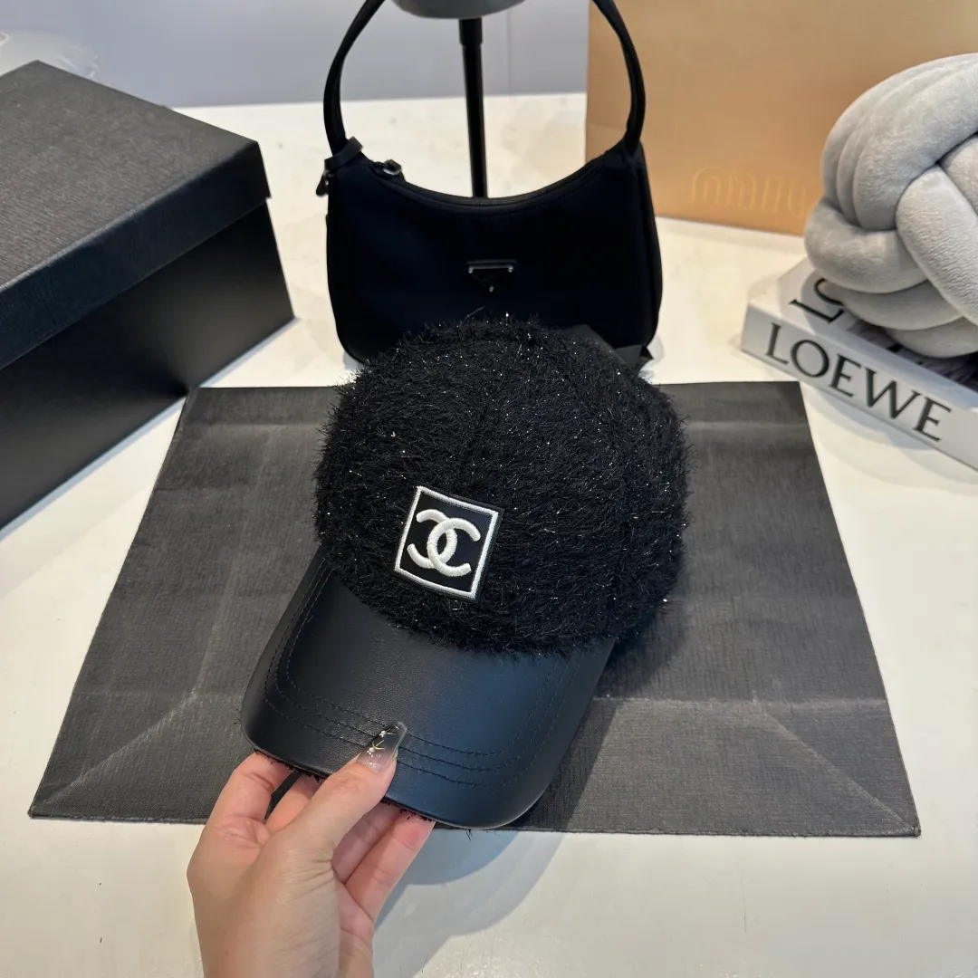 P60 CHANEL Chanel's new autumn and winter small fragrance style baseball cap🧢, the big brand model is super easy to match, one that you can wear with your eyes closed