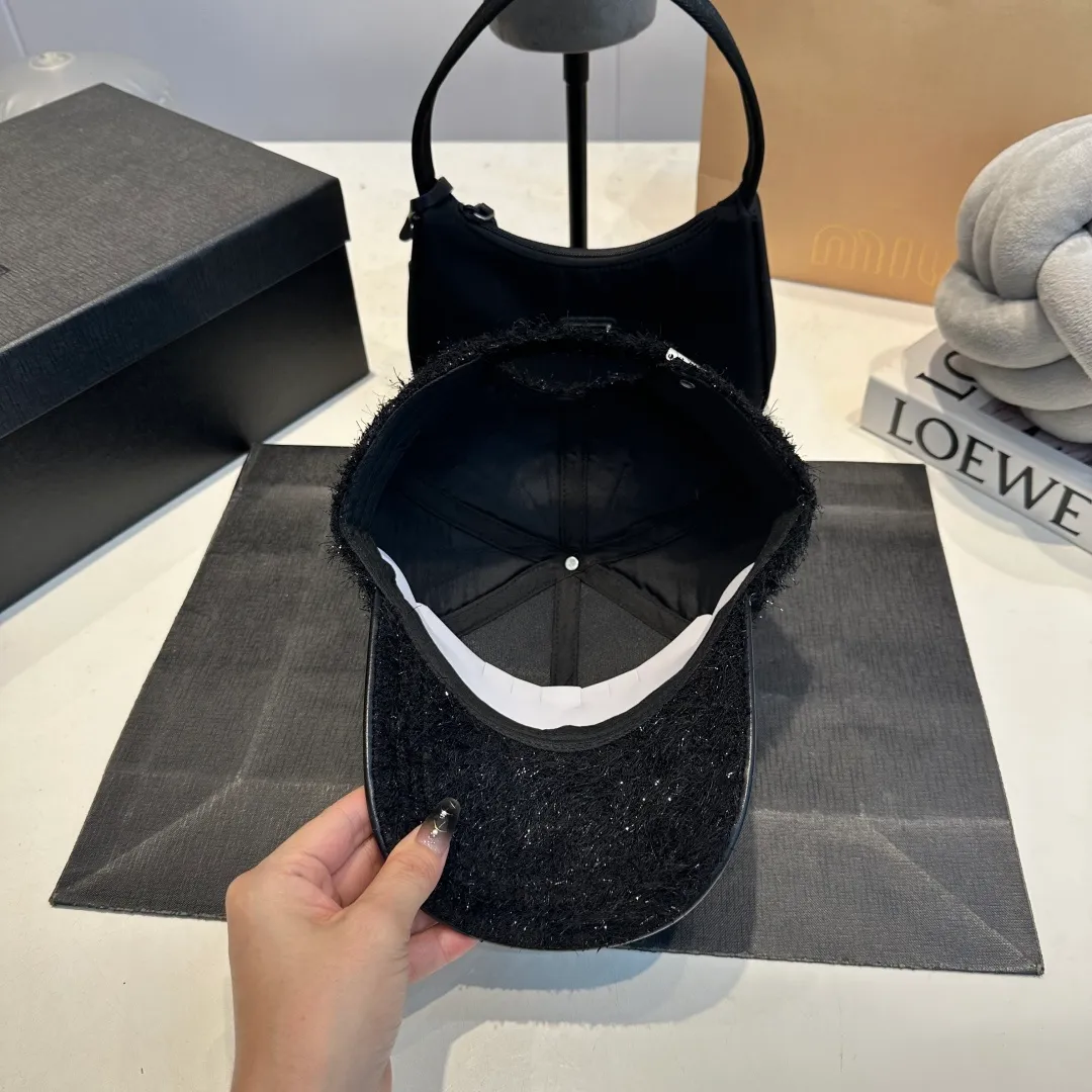 P60 CHANEL Chanel's new autumn and winter small fragrance style baseball cap🧢, the big brand model is super easy to match, one that you can wear with your eyes closed
