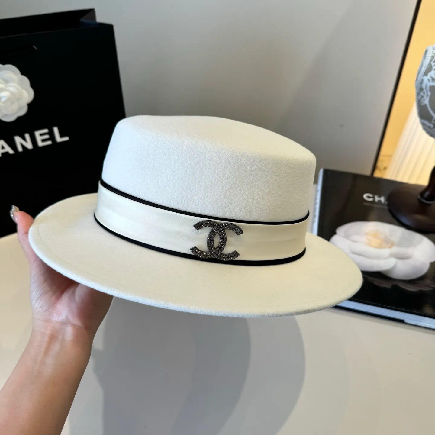 💰190¥ White Chanel new wool top hat, flat top hat, 100% wool fabric 🦙%, head circumference 57cm