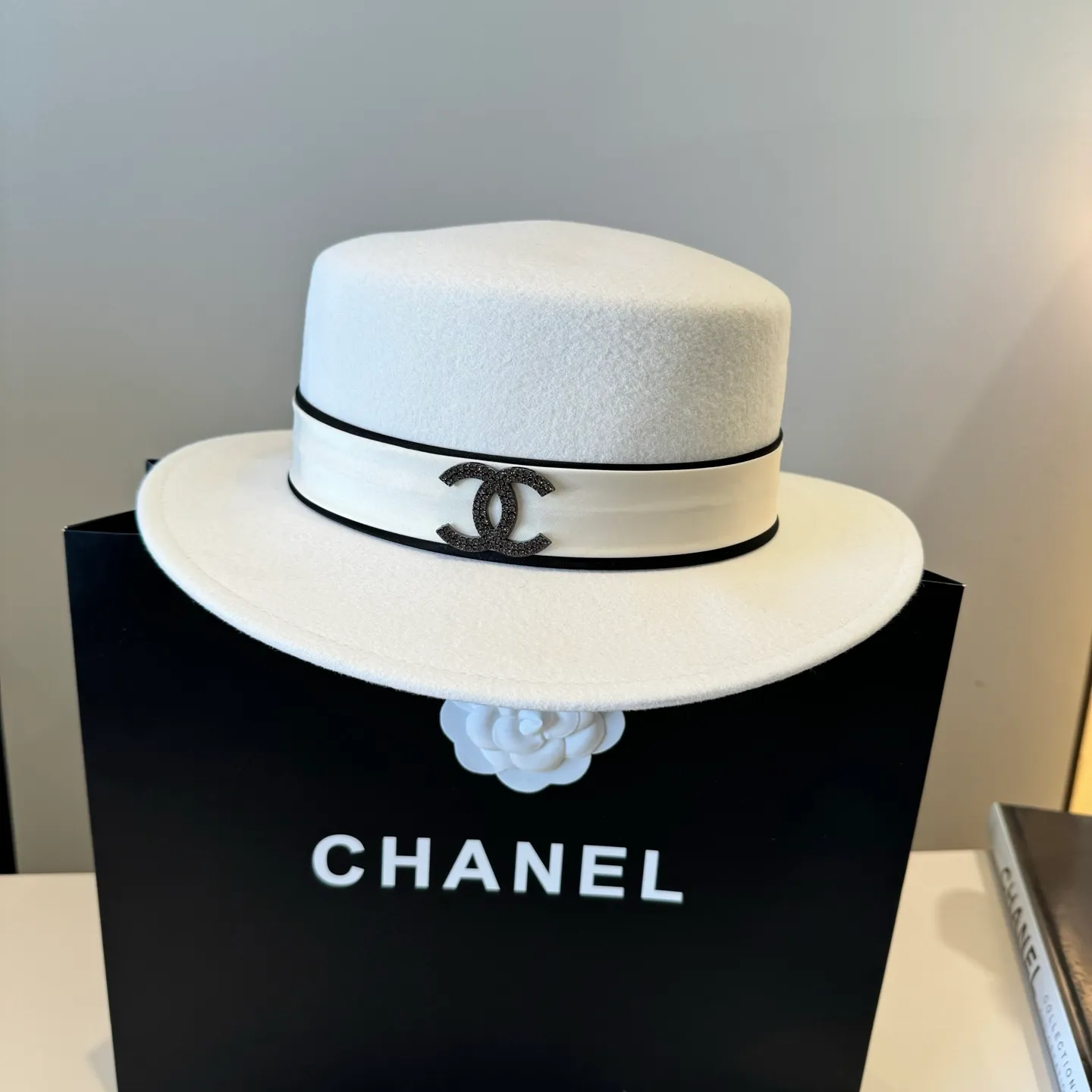 💰190¥ White Chanel new wool top hat, flat top hat, 100% wool fabric 🦙%, head circumference 57cm