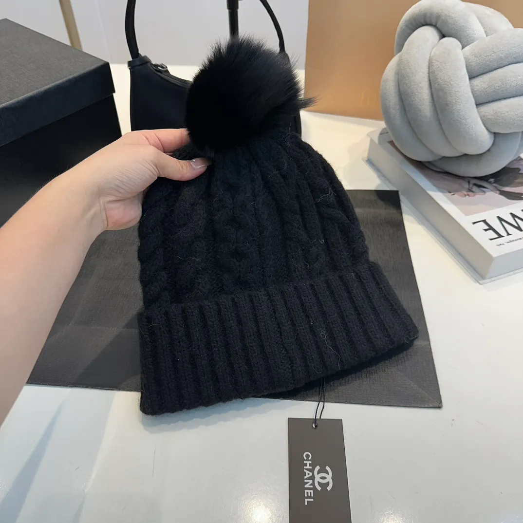 P90 CHANEL Chanel Orphan Fur Ball Autumn and Winter New Big Brand Wool Knitted Beanie One-size-fits-all, complete with tags ~ Very easy to match when out on the street!