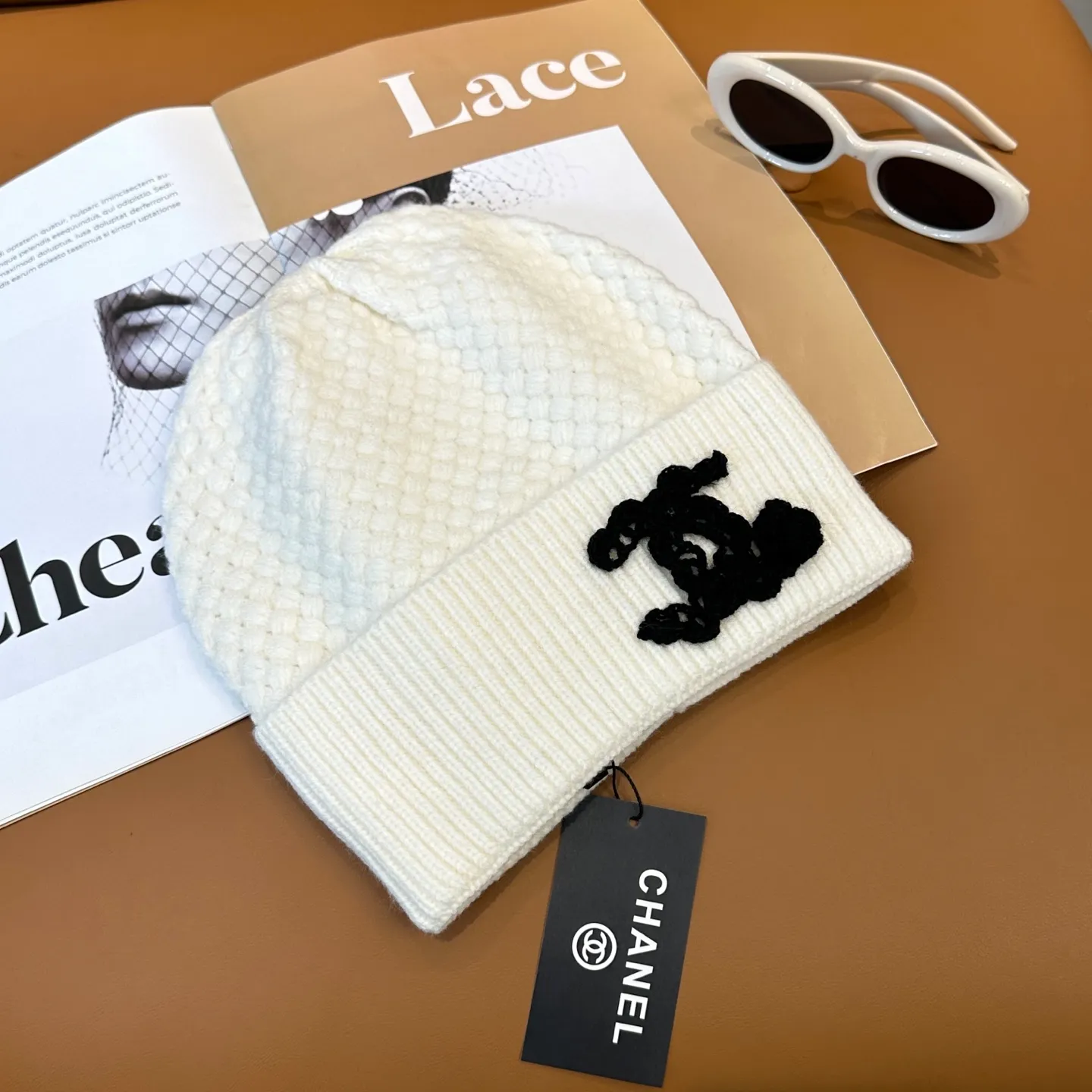 P70 Chanel official website quality Chanel autumn and winter knitted hat recommended by internet celebrity fashion bloggers. It hides a quiet sense of high-end. Every line is neat and elegant, simple but not simple, generous but not out of style. Every detail shows high-end taste, and the sense of fashion becomes more and more intriguing in the restraint.