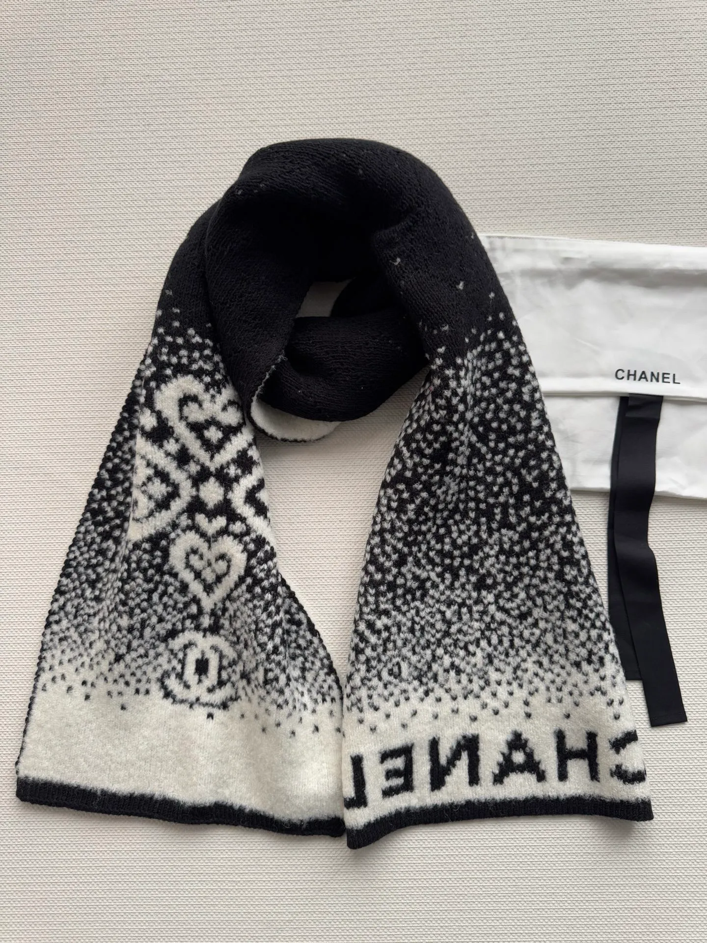 Scarf P540, hat P400, single selection available. New! Chanel (Chanel) gradient color block pattern scarf is made of wool blended material and 7-needle drawing process. The surface of the fabric has three-dimensional textures, a sense of layering, and a concave and convex grid texture. After the weaving is completed, the logo black and white classic color scarf is hand-picked to show the elegance. Wear it casually to create a simple and fashionable feeling and immediately enhance the overall look. 40% wool 32% silk 28% cashmere