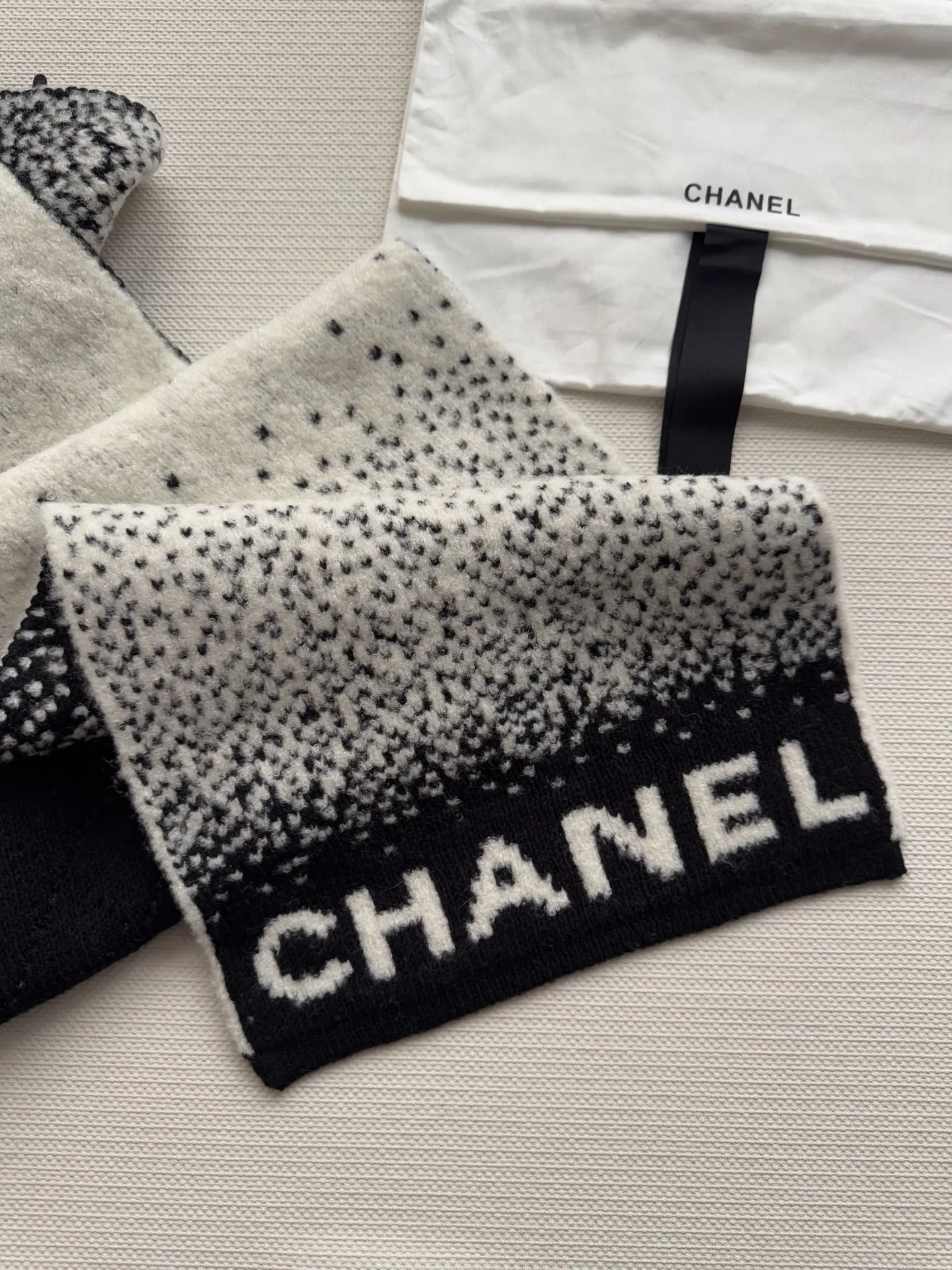 Scarf P540, hat P400, single selection available. New! Chanel (Chanel) gradient color block pattern scarf is made of wool blended material and 7-needle drawing process. The surface of the fabric has three-dimensional textures, a sense of layering, and a concave and convex grid texture. After the weaving is completed, the logo black and white classic color scarf is hand-picked to show the elegance. Wear it casually to create a simple and fashionable feeling and immediately enhance the overall look. 40% wool 32% silk 28% cashmere