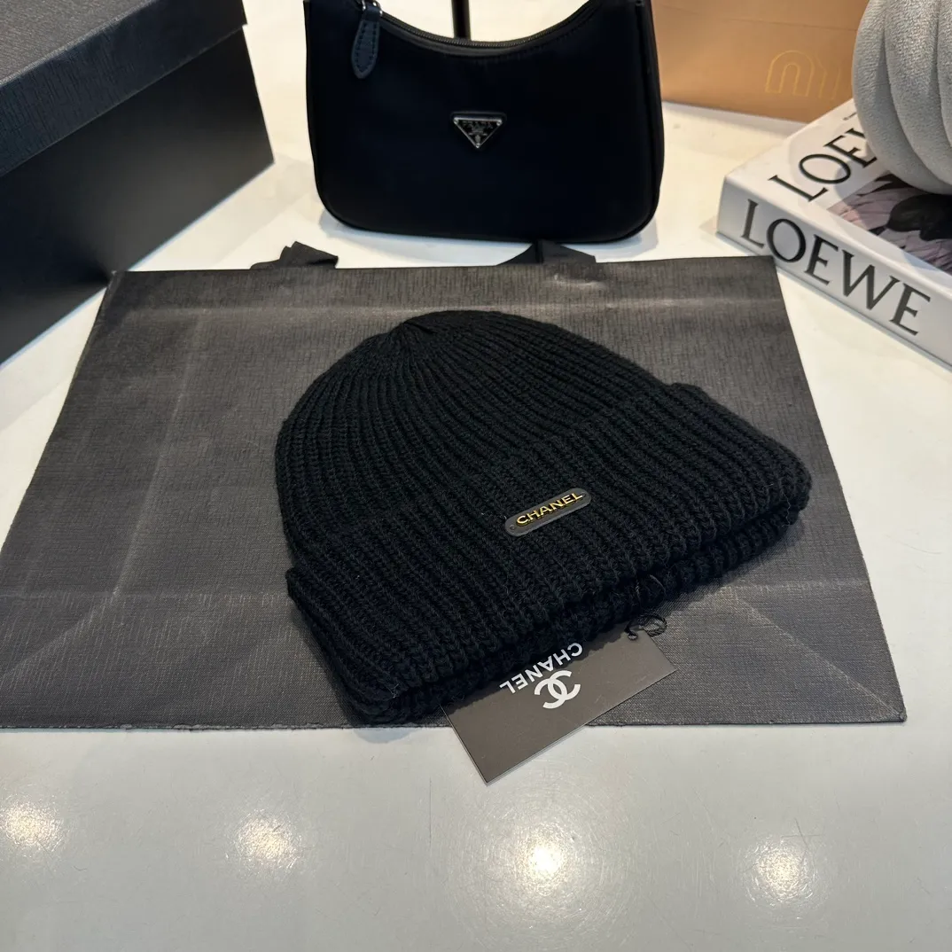 P60 Chanel Chanel's new autumn and winter woolen hat is the same for men and women. It contains 70% wool fabric and has complete internal labels.  The latest technology, one-piece molding, is super beautiful. The autumn and winter wool knitted beanie feels good to the touch ~ the color is super white ~ and it has a great atmosphere when taking photos, and it is very versatile ~