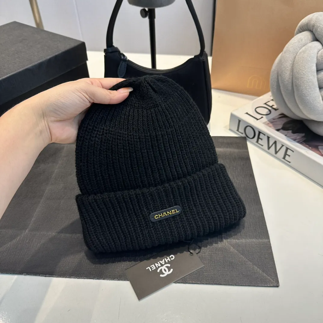 P60 Chanel Chanel's new autumn and winter woolen hat is the same for men and women. It contains 70% wool fabric and has complete internal labels.  The latest technology, one-piece molding, is super beautiful. The autumn and winter wool knitted beanie feels good to the touch ~ the color is super white ~ and it has a great atmosphere when taking photos, and it is very versatile ~