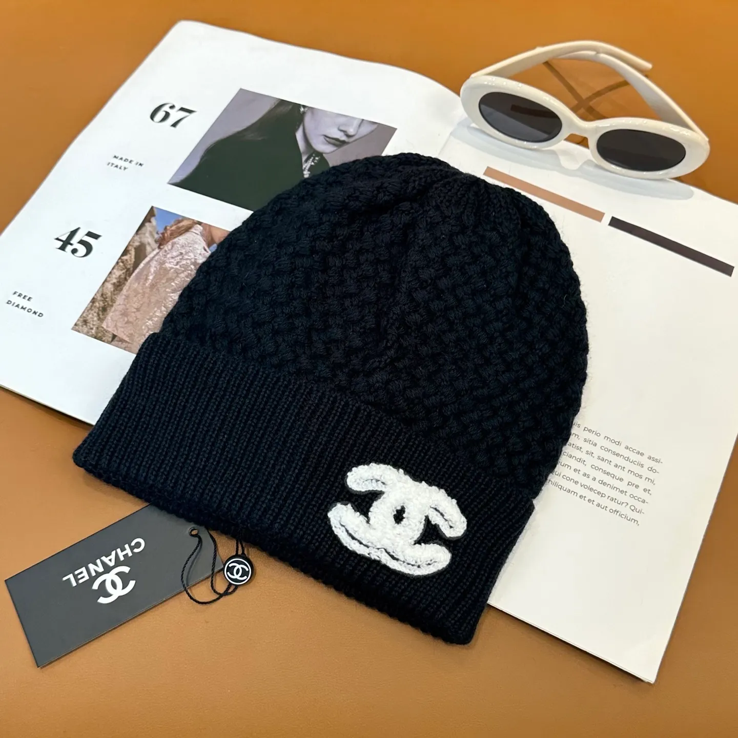 P70 Chanel official website quality Chanel autumn and winter fashion blogger recommended knitted hat, which hides a quiet sense of luxury. Every line is neat and generous, simple but not simple, generous and stylish. Every detail shows high-end taste, and the sense of fashion becomes more and more intriguing in the restraint.