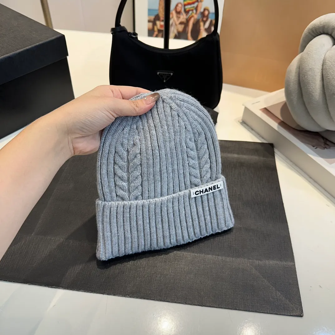 P50 CHANEL Autumn and Winter Striped Twist Wool Knitted Thick Cuffed Beanie Hat. The year-end heavy-duty high-looking fairy knitted hat is extremely versatile, easy on the head, and feels extremely soft and waxy. High-elastic rabbit wool does not deform.