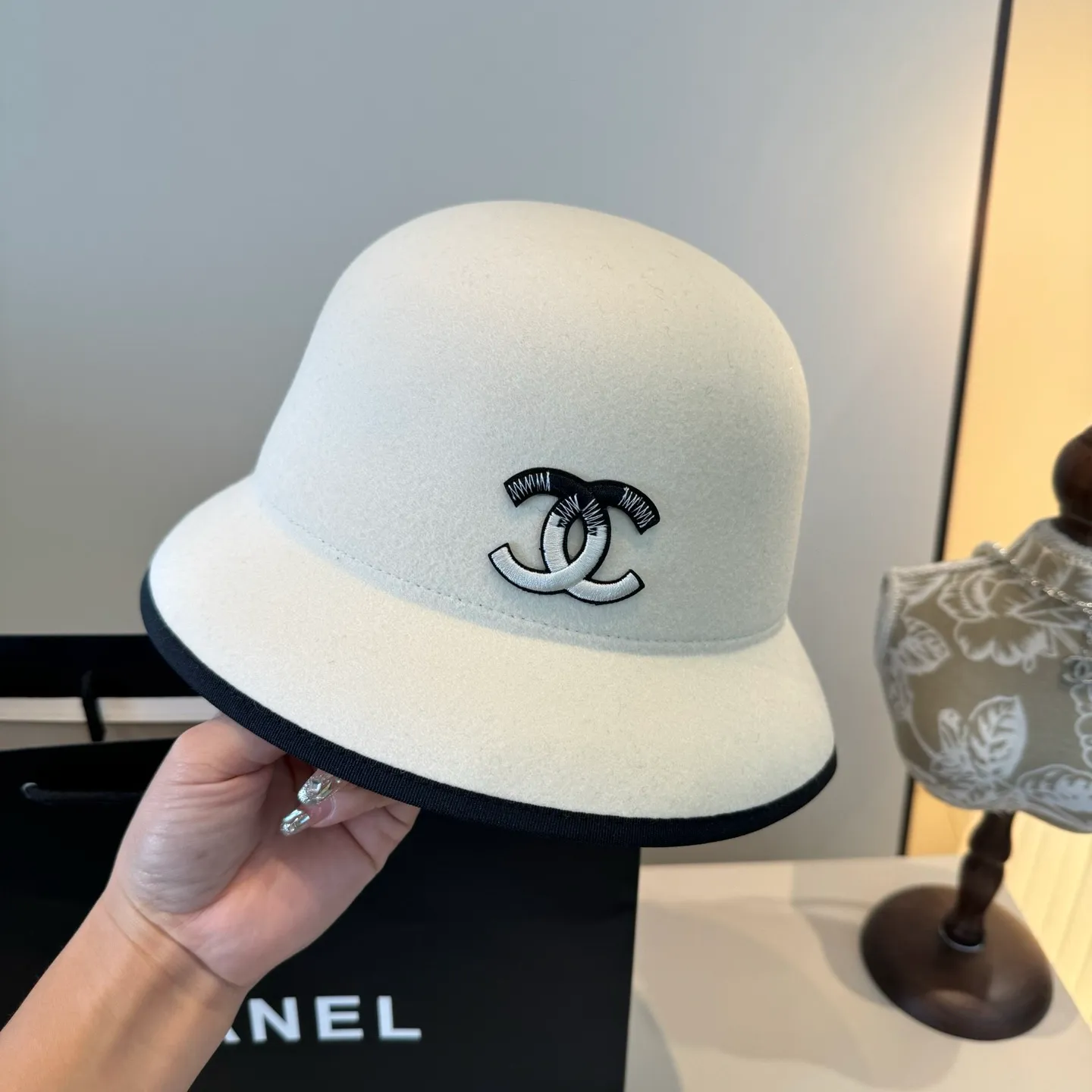 💰190¥ White Chanel basin hat, 100% wool fabric 🦙%, head circumference 57cm