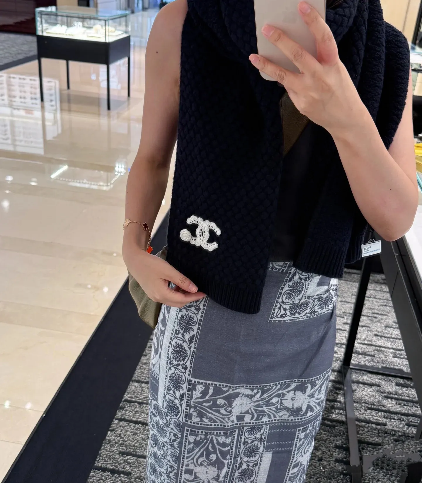 Recommended popular items Hat P460 Scarf P660 P460 CHANEL (Chanel) | Double C camellia and pineapple knitted cold hat Recommended items are cashmere and wool blended, with the softness and delicacy of cashmere and the stiffness and warmth of wool. Pineapple texture. White hand-crocheted double C logo camellia on the brim. Exquisite, fashionable and eye-catching. The shape of the hat is three-dimensional and not soft. It shows a small face and does not restrict the head. P660 CHANEL (Chanel) pineapple knitted scarf scarf, cashmere and wool blend, high weight and high fiber density, soft, comfortable and warm, three-dimensional pineapple pattern technology, clear texture, rich layers, hand-crocheted double C camellia, high-end and fashionable existence, the effect of casual winding can easily create a sense of atmosphere