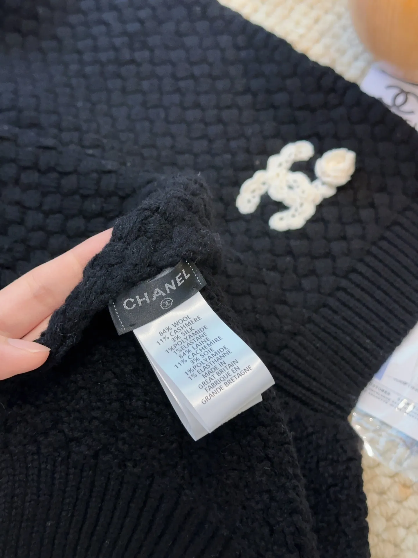 Recommended popular items Hat P460 Scarf P660 P460 CHANEL (Chanel) | Double C camellia and pineapple knitted cold hat Recommended items are cashmere and wool blended, with the softness and delicacy of cashmere and the stiffness and warmth of wool. Pineapple texture. White hand-crocheted double C logo camellia on the brim. Exquisite, fashionable and eye-catching. The shape of the hat is three-dimensional and not soft. It shows a small face and does not restrict the head. P660 CHANEL (Chanel) pineapple knitted scarf scarf, cashmere and wool blend, high weight and high fiber density, soft, comfortable and warm, three-dimensional pineapple pattern technology, clear texture, rich layers, hand-crocheted double C camellia, high-end and fashionable existence, the effect of casual winding can easily create a sense of atmosphere