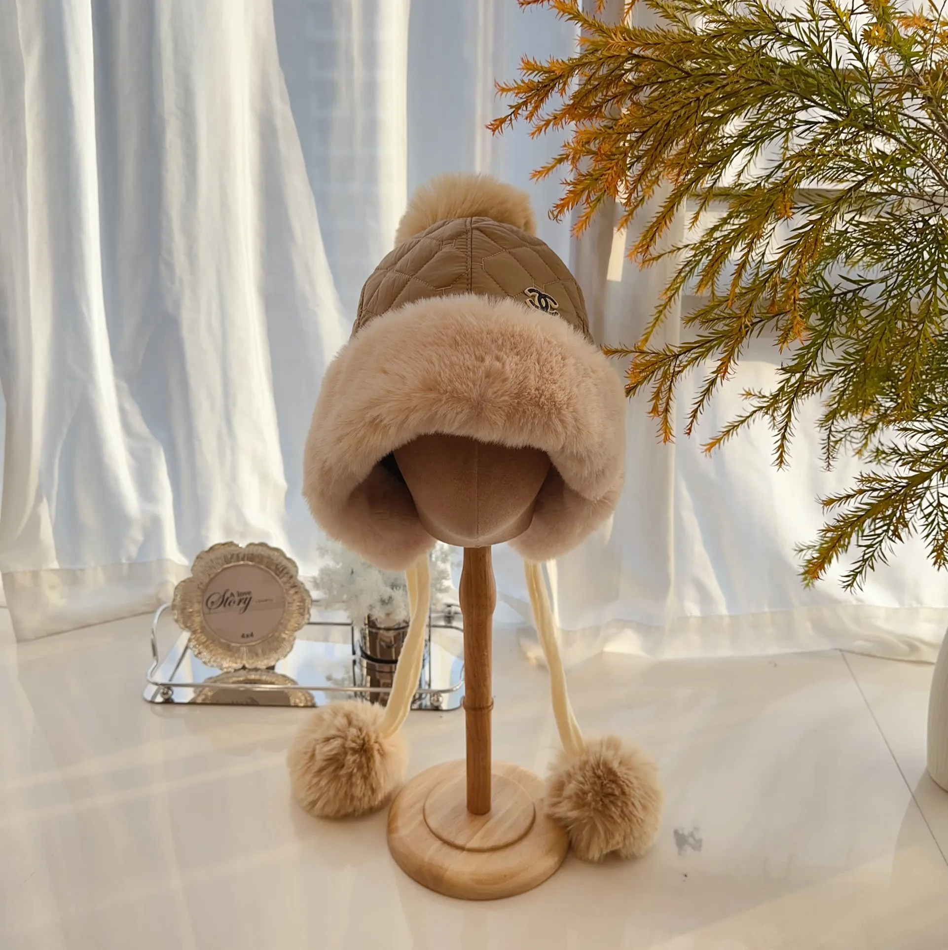 Chanel Warm and Windproof Fisherman Hat for Autumn and Winter ✨Waterproof diamond-shaped fabric, quilted to keep warm. The hat shape is elegant and textured. Simple and versatile, 📦Black, off-white, camel