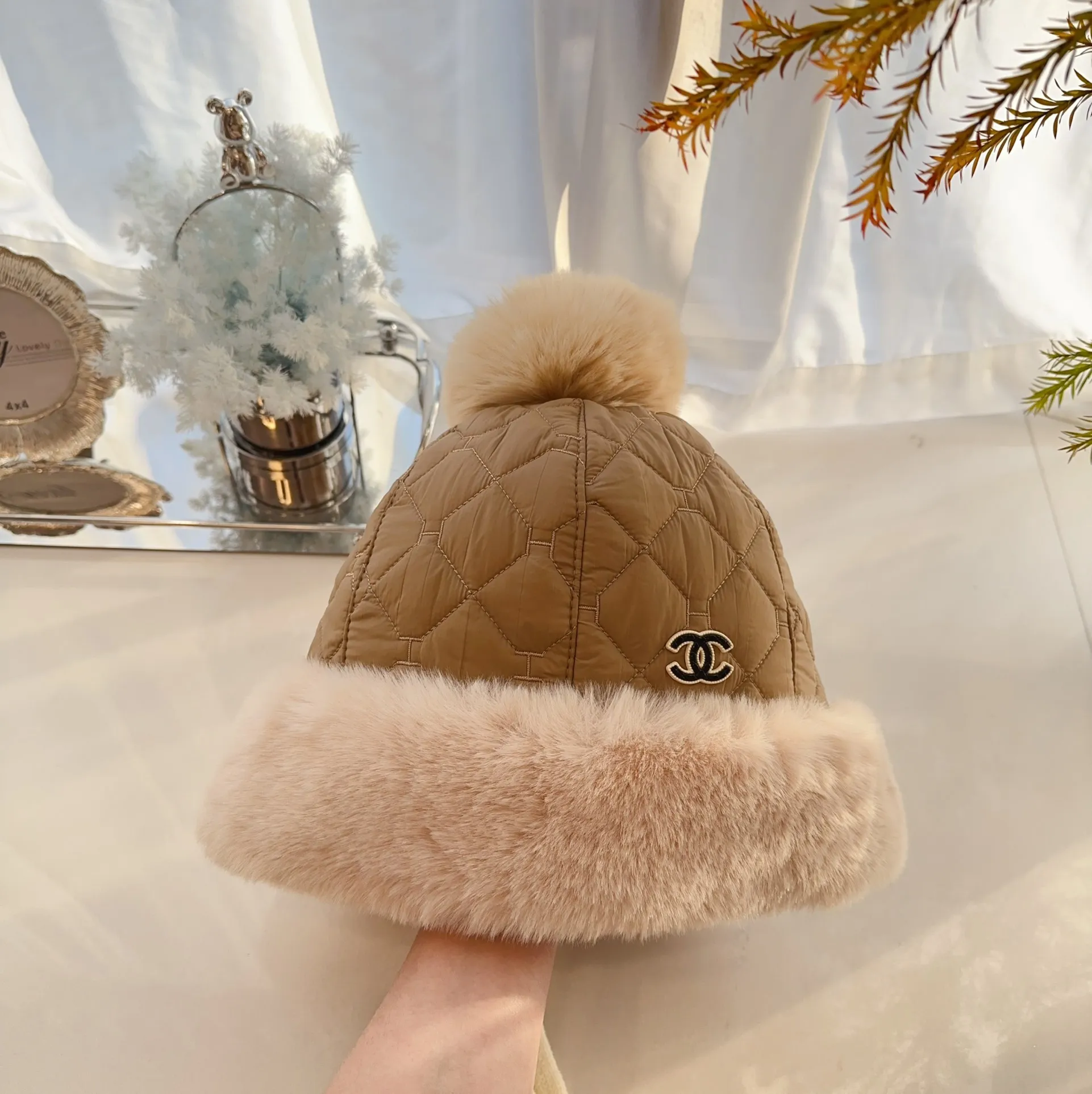 Chanel Warm and Windproof Fisherman Hat for Autumn and Winter ✨Waterproof diamond-shaped fabric, quilted to keep warm. The hat shape is elegant and textured. Simple and versatile, 📦Black, off-white, camel