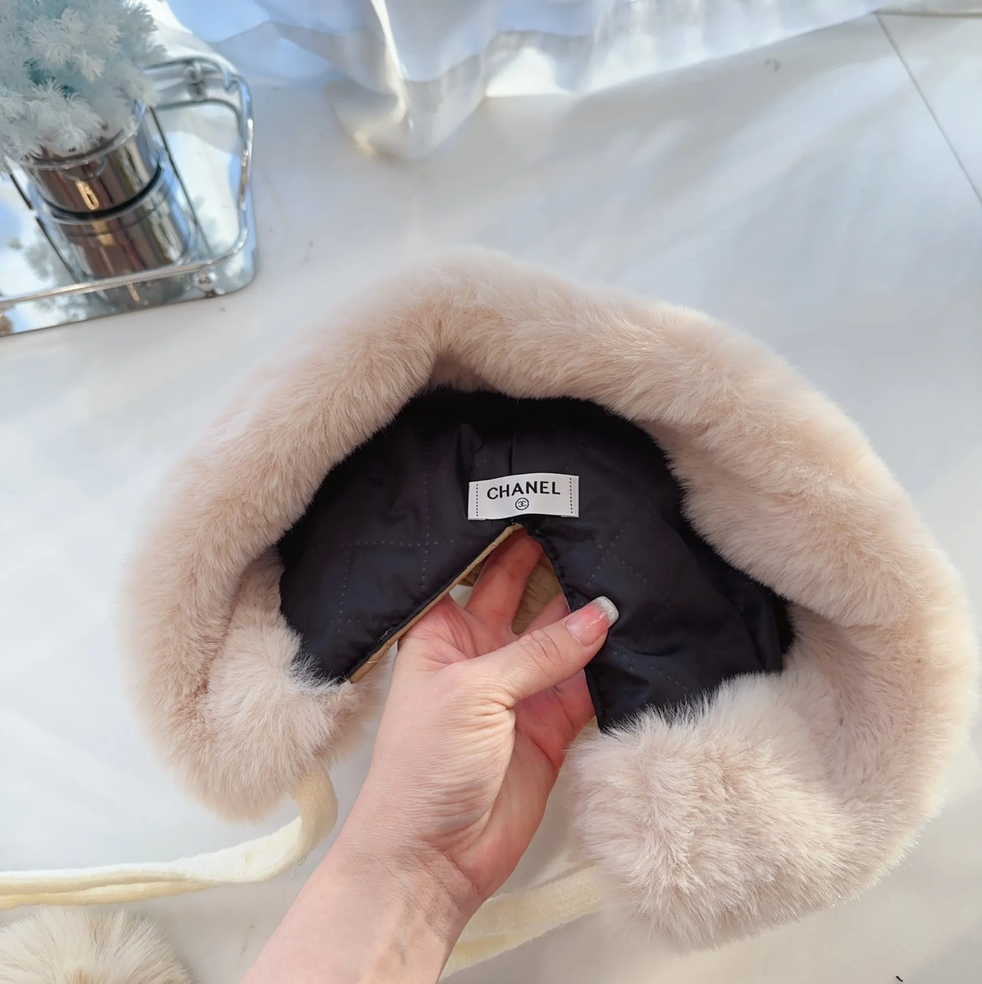 Chanel Warm and Windproof Fisherman Hat for Autumn and Winter ✨Waterproof diamond-shaped fabric, quilted to keep warm. The hat shape is elegant and textured. Simple and versatile, 📦Black, off-white, camel