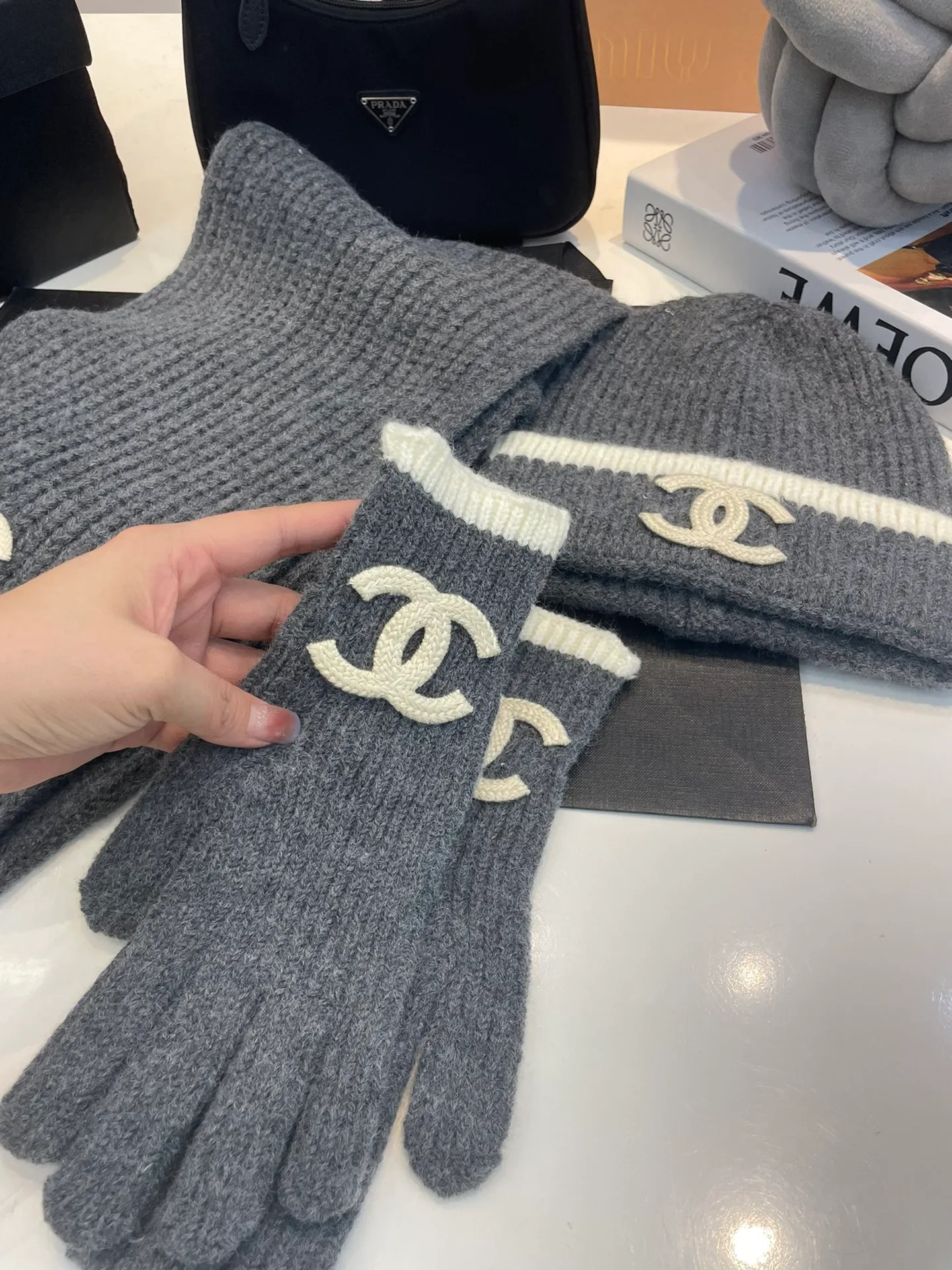 P180 CHANEL [Wool Suit, Scarf + Gloves + Hat-] Classic suit, hat, wool knitted hat and gloves, warm and super comfortable for winter. It’s a magical tool for young ladies to reduce their age~warm and fashionable! Can be made into mother-daughter parent-child style. Scarf: 185/35cm. Hat. Head circumference around 57 cm.