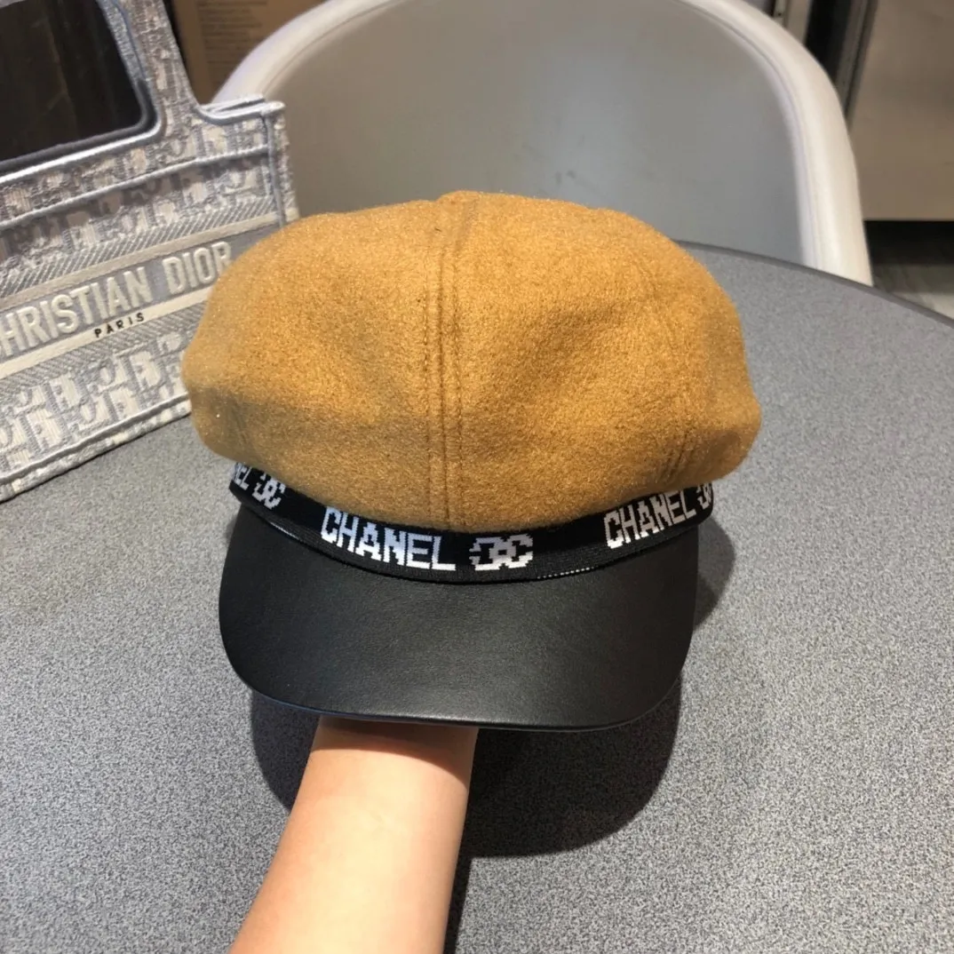 P140 CHANEL Chanel's new furry octagonal hat for autumn and winter 20, the quality is superb, the shape of the hat is more elegant, and it is a hot item this season!