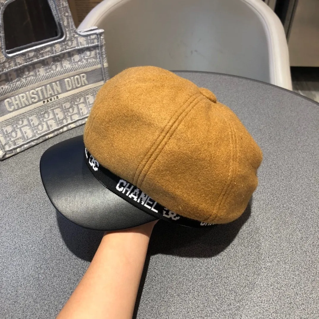 P140 CHANEL Chanel's new furry octagonal hat for autumn and winter 20, the quality is superb, the shape of the hat is more elegant, and it is a hot item this season!