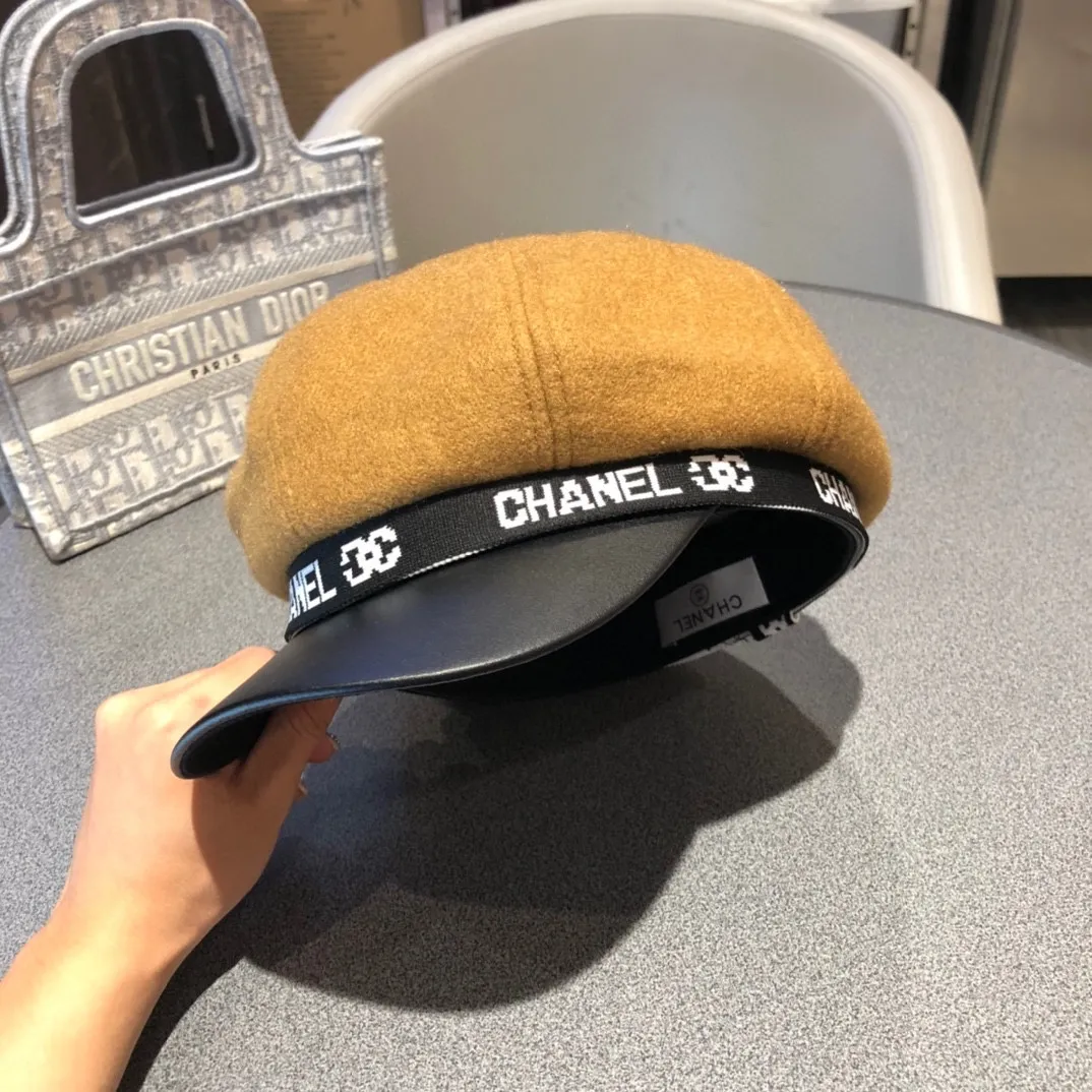 P140 CHANEL Chanel's new furry octagonal hat for autumn and winter 20, the quality is superb, the shape of the hat is more elegant, and it is a hot item this season!