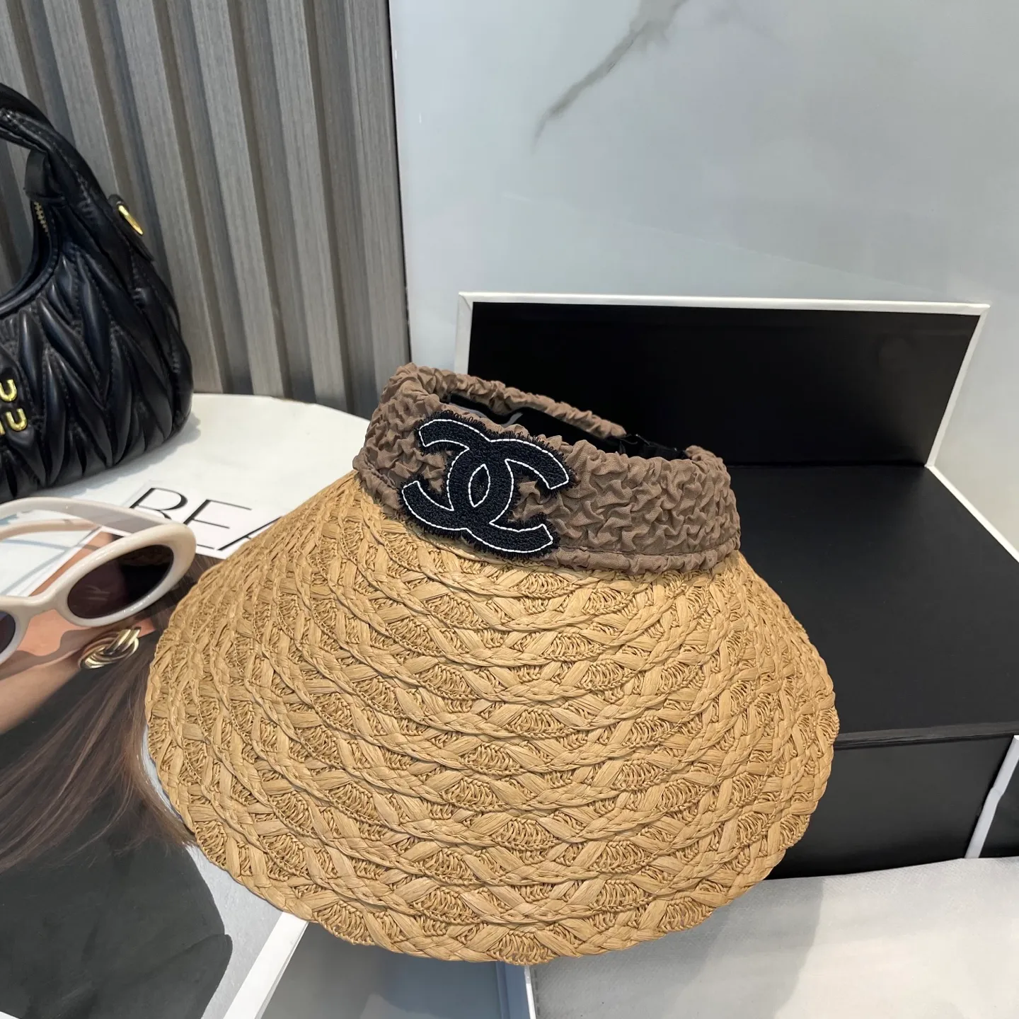 P70 Chanel's new hollow top hat, sweet style 💙Because the hat is hollow, you won't feel stuffy in summer and it doesn't pick up your hairstyle and face shape! The sun protection effect is no less than that of a professional sun protection cloth hat. Just buy the western style one🙄