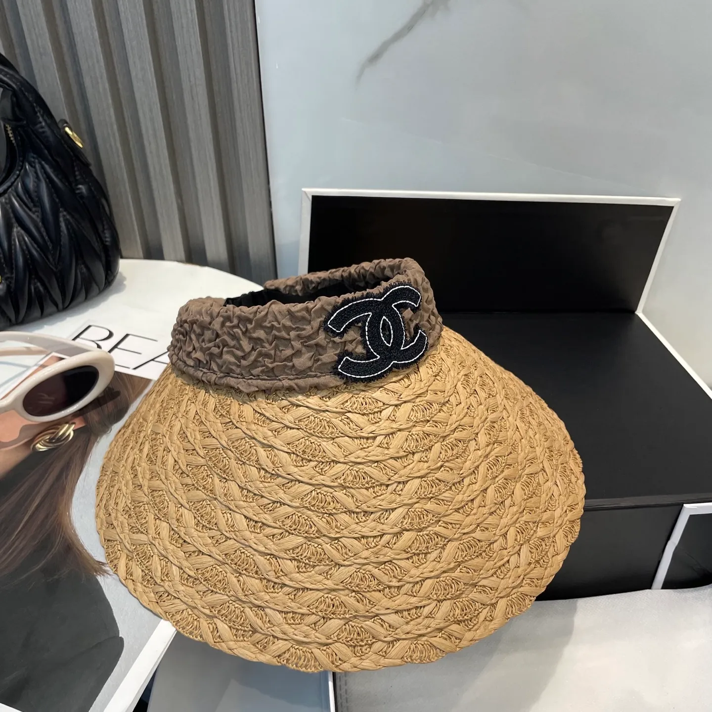 P70 Chanel's new hollow top hat, sweet style 💙Because the hat is hollow, you won't feel stuffy in summer and it doesn't pick up your hairstyle and face shape! The sun protection effect is no less than that of a professional sun protection cloth hat. Just buy the western style one🙄