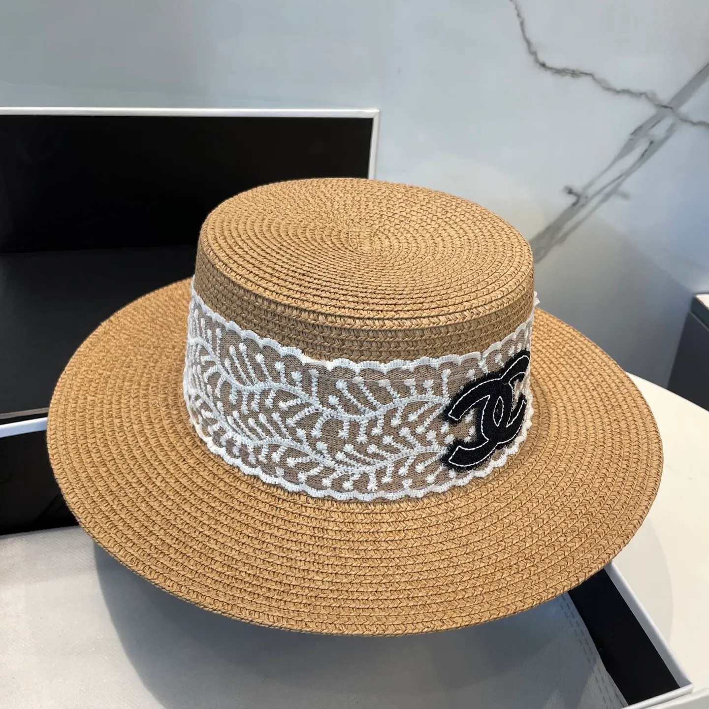 P60 CHANEL2025 new straw hat, advanced customization, celebrity style, attention to detail, sun protection and UV protection in summer, a must-have for travel, versatile and good-looking