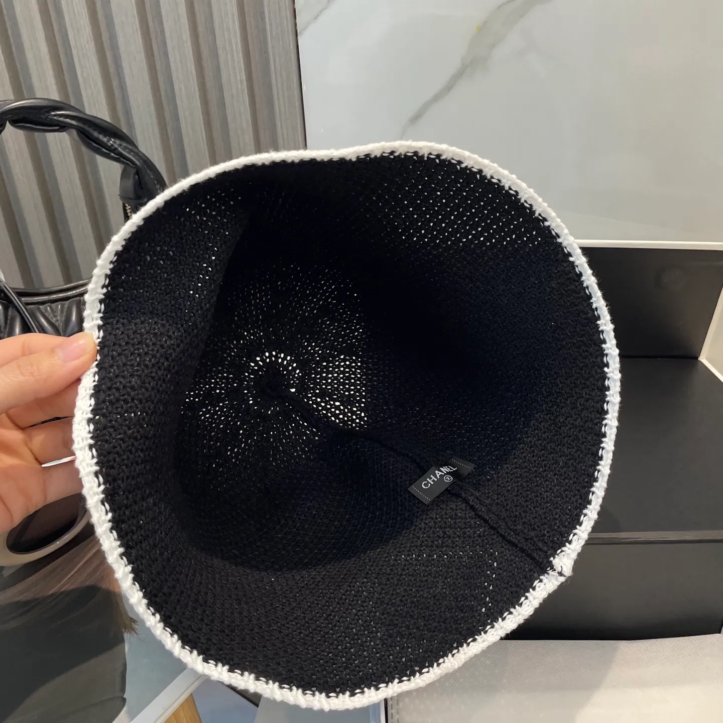 P60 is hot🔥The fashionable little item on the whole network is here, the Chanel 25c bucket hat is here, the versatile color + lambskin logo is really high-quality, and the key point is that it looks super good when worn. It is super small in appearance, French style for celebrities, can be worn in all seasons👍👍👍It can be folded and stored