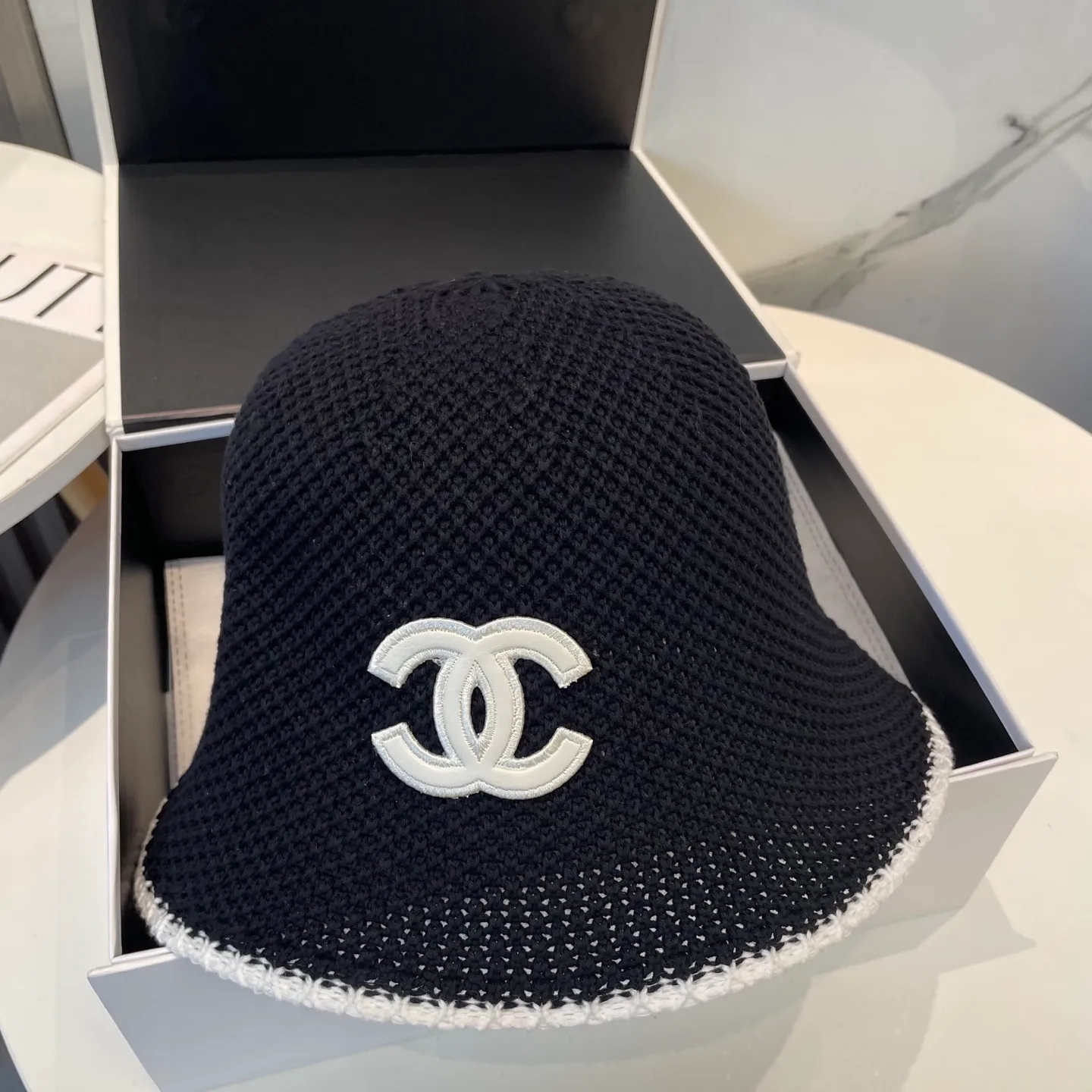 P60 is hot🔥The fashionable little item on the whole network is here, the Chanel 25c bucket hat is here, the versatile color + lambskin logo is really high-quality, and the key point is that it looks super good when worn. It is super small in appearance, French style for celebrities, can be worn in all seasons👍👍👍It can be folded and stored