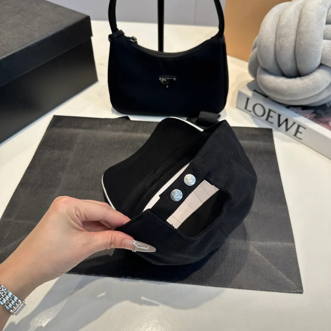 P56 CHANEL Chanel new high version simple embroidered logo baseball cap 🧢New model shipped, big brand style is super easy to match