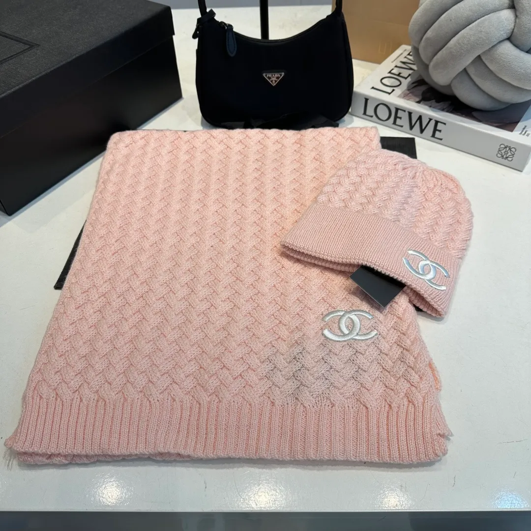 P280 Chane*🆕Chanel 25N new ski series wool hat, hat, scarf set, the popular Lei Feng hat on the Internet, black and white, versatile and cool, can be worn by men and women as a couple, warm and good-looking, a must-have