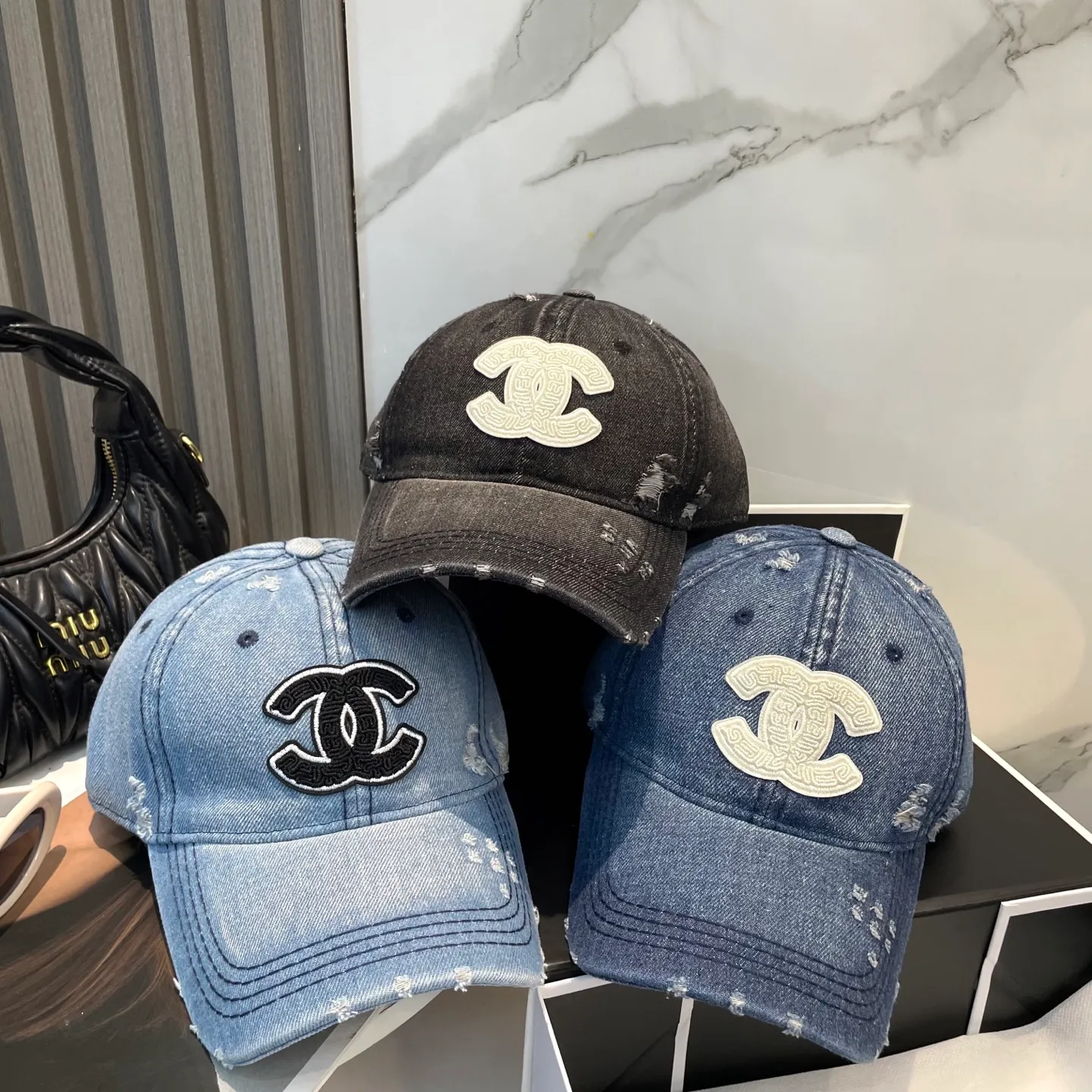 P66 Chanel's new washed denim baseball cap has a hot technology upgrade, and the washed denim style is full of street style. It is more in line with the style of today's fashionable boys and girls. The airport street shots are super cool!