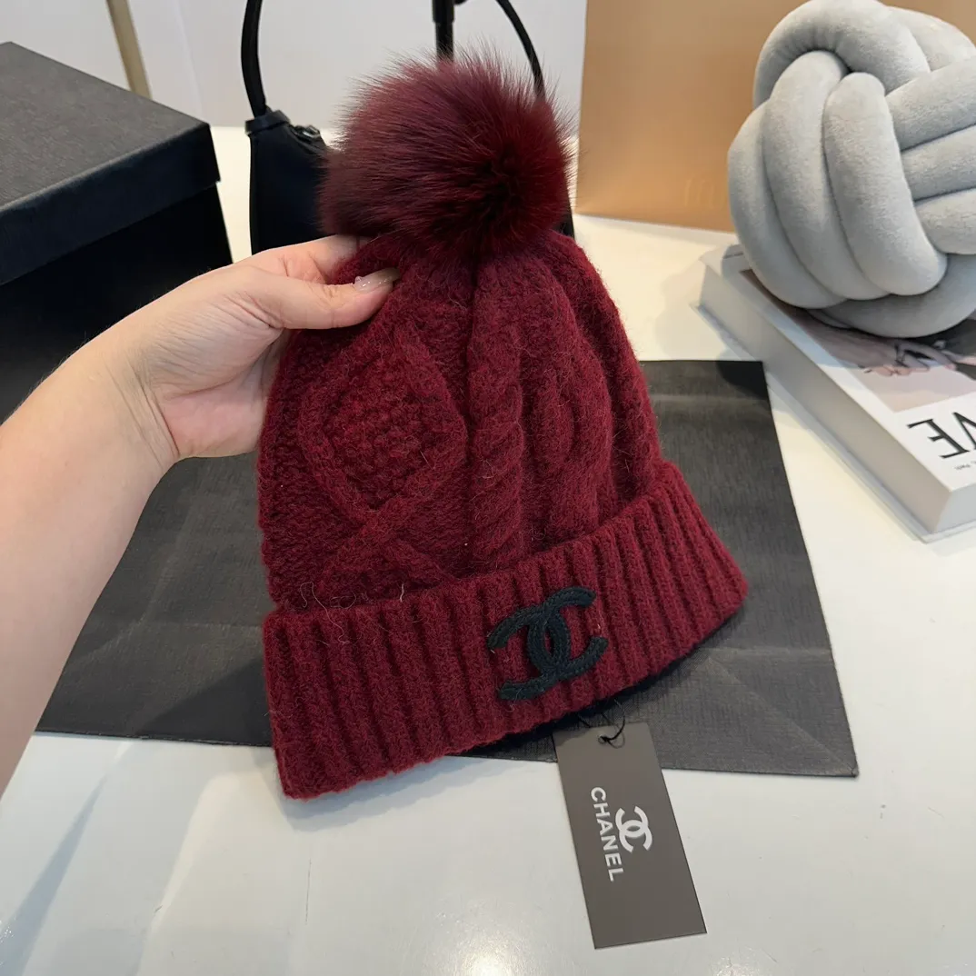 P90 CHANEL Chanel Orphan Fur Ball Autumn and Winter New Big Brand Wool Knitted Beanie One-size-fits-all, complete with tags ~ Very easy to match when out on the street!