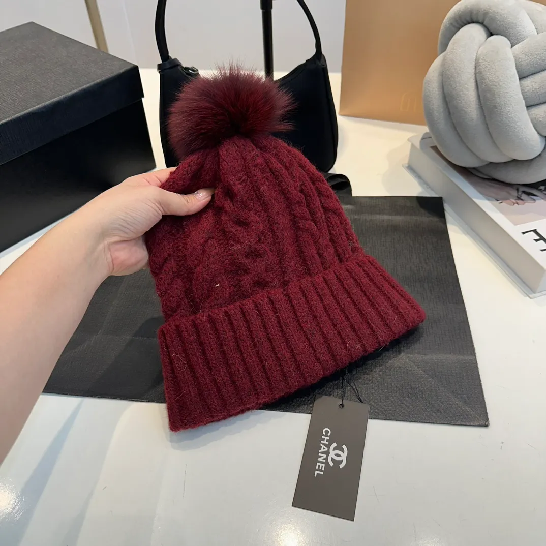 P90 CHANEL Chanel Orphan Fur Ball Autumn and Winter New Big Brand Wool Knitted Beanie One-size-fits-all, complete with tags ~ Very easy to match when out on the street!